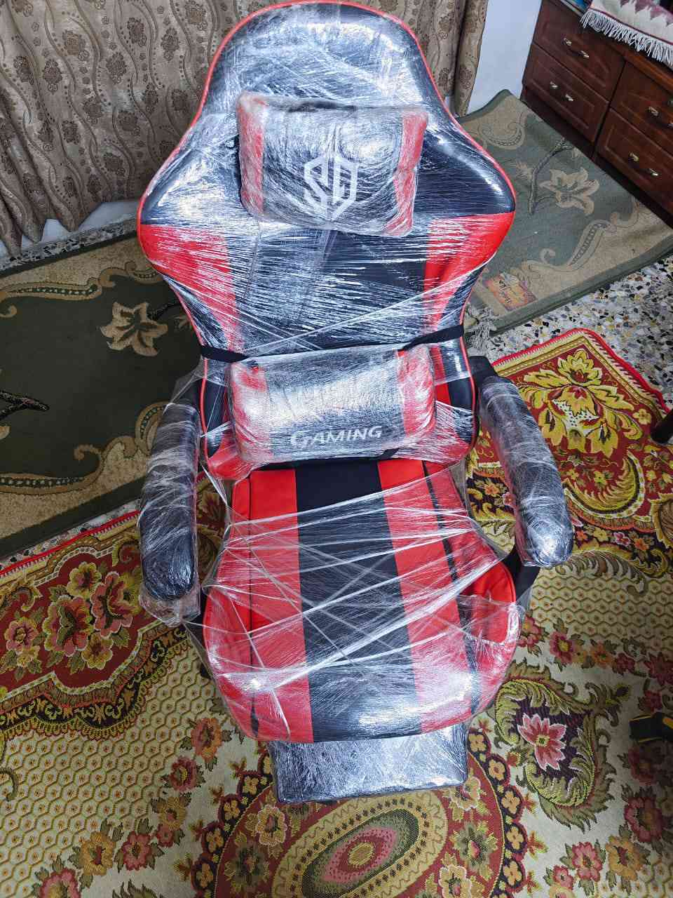 السلام عليكم عندي كرسي كيمنك للبيع بسعر ٧٠ الف اخو الجديد ومبين بالصورة واني مغلفة علمود لا يتزلغ أو تصير بي خدوش يعني من الاخير محافظ علي كلش والجكات يشتغلن مال الكرسي ( نزول وصعود - والانحنائات ) الشراي يتفضل على الرقم ***********.
