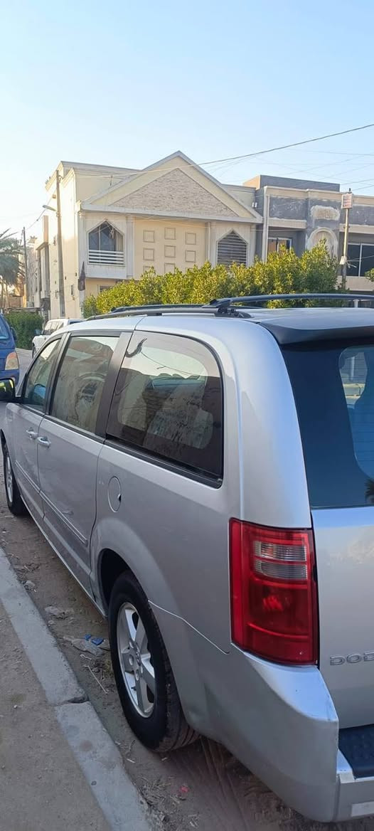 اللهم صل على محمد وآل محمد
مكلف بالنشر 
دوج كرفان ٢٠٠٩
ماشية ٨٢ الف حقيقي 
داخله كلين وصار بيها بالعراق حادث جدا بسيط وعلى اثرها تم تبديل باب صدر عكس السايق محرك٣٨٠٠ ابواب كهرباء فرس وسطي تحكمات تبريد ٣ قطع كشنات منفصله
السعر ١٢٠ وبيها مجال للجادين
مكان السيارة الحرية دور نواب ضباط 
الاتصال ***********
