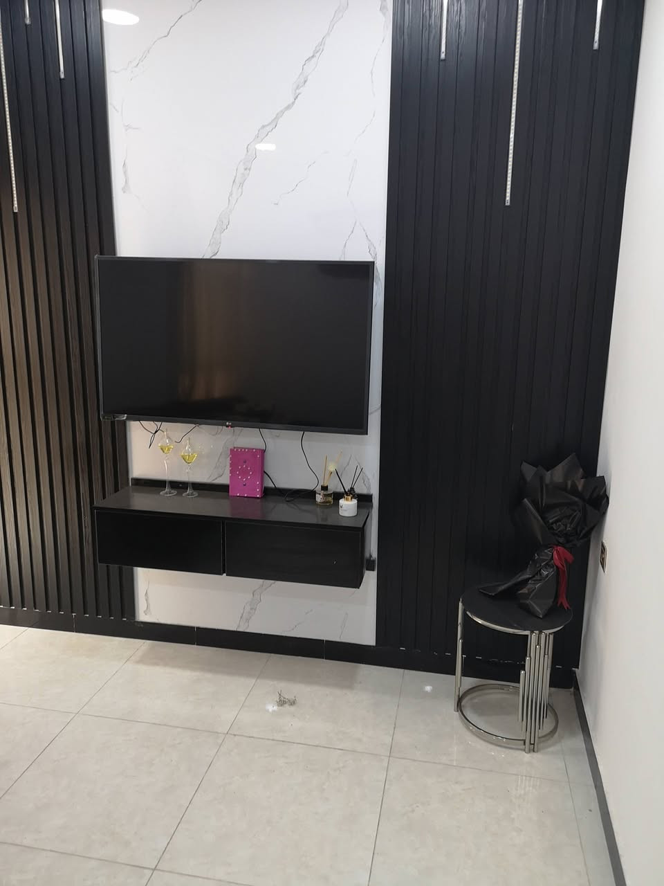 للبيع شقة قرب جسر ال 600 مقابل بانزينخانة سبع ابكار.
غرفتين وصاله ومطبخ وخدمات وبالكون على الشارع مؤثثة بالكامل درجة اولى طابق ثالث بناء جديد مع مصعد شغال 24 ساعه.
 تصلح للاستثمار كانت مؤجره ب 750 الف.
للتواصل خاص أو واتس اب ***********
