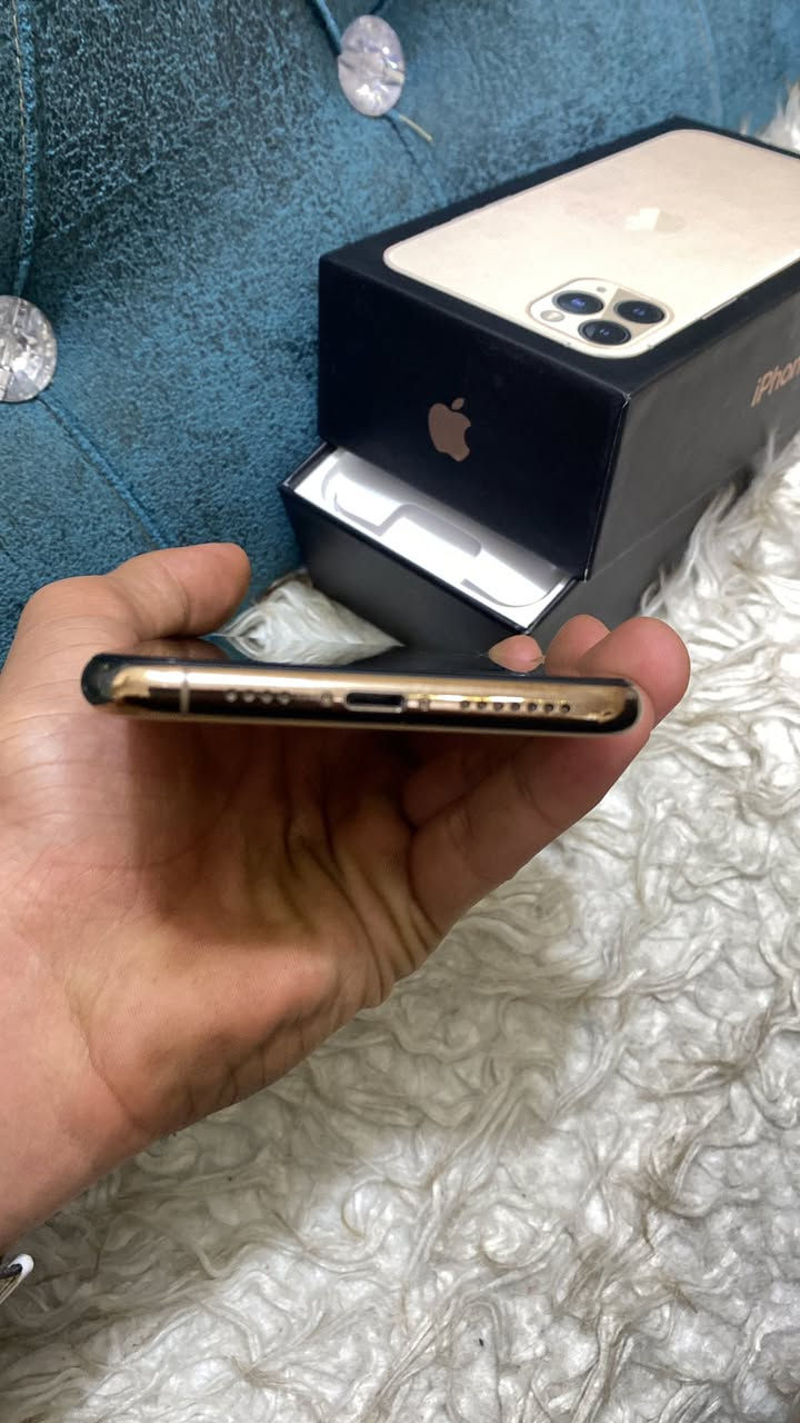 السلام عليكم 
للبيع ايفون 11 برو ماكس شرق اوسط
ذاكرة 256 وبطارية 92 بلادية لان الجهاز جان مضموم لا مبدل ولا معلاية فقط مبدل شاشة فقط 
الفيس ايدي شغال طبيعي كلشي مابي 
مكاني بغداد جميلة 
رقم: ***********
