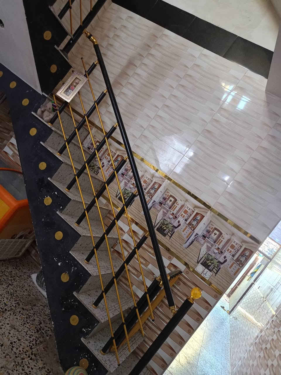 سلام عليكم دار للبيع لمساحه 100 متر واجهه 5 ونزال 20  استقبال صاله غرفه نوم حمام خارجي حمام داخلي منور سطحين بناء طابوك الارضيه رفت كاشي سيراميك بيت بناء جديد خدمات كامله ماء مجاري كهرباء تبليط حي البساتين حي السلام تفاصيل اكثر خاص او اتصل ***********
