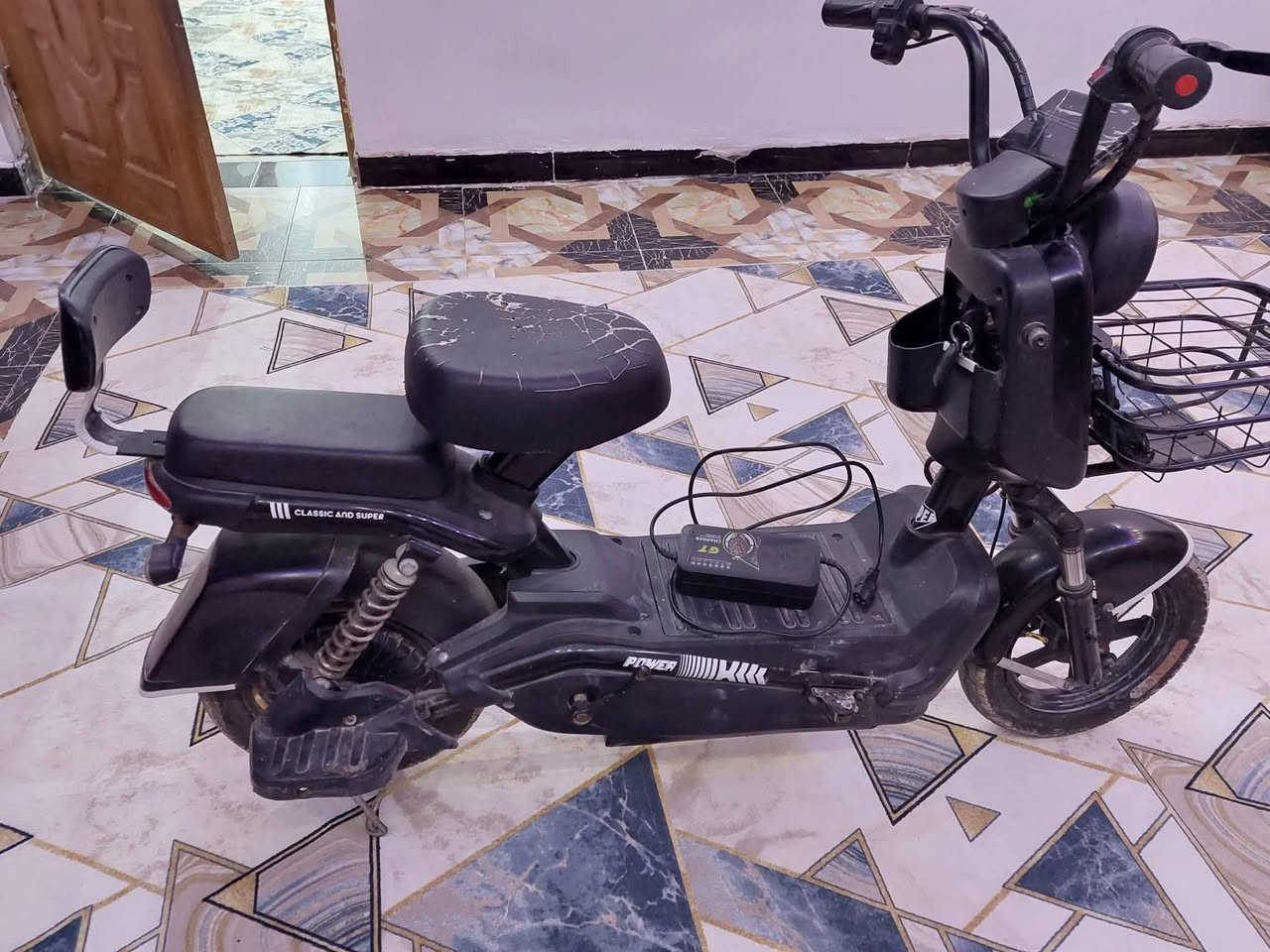 السلام عليكم دراجه شحن حجم ١٤ للبيع بيه مشكله بسيطه هي البطاريات ضعيفه السعر 250 وبيه مجال  رقن الموبايل ***********
