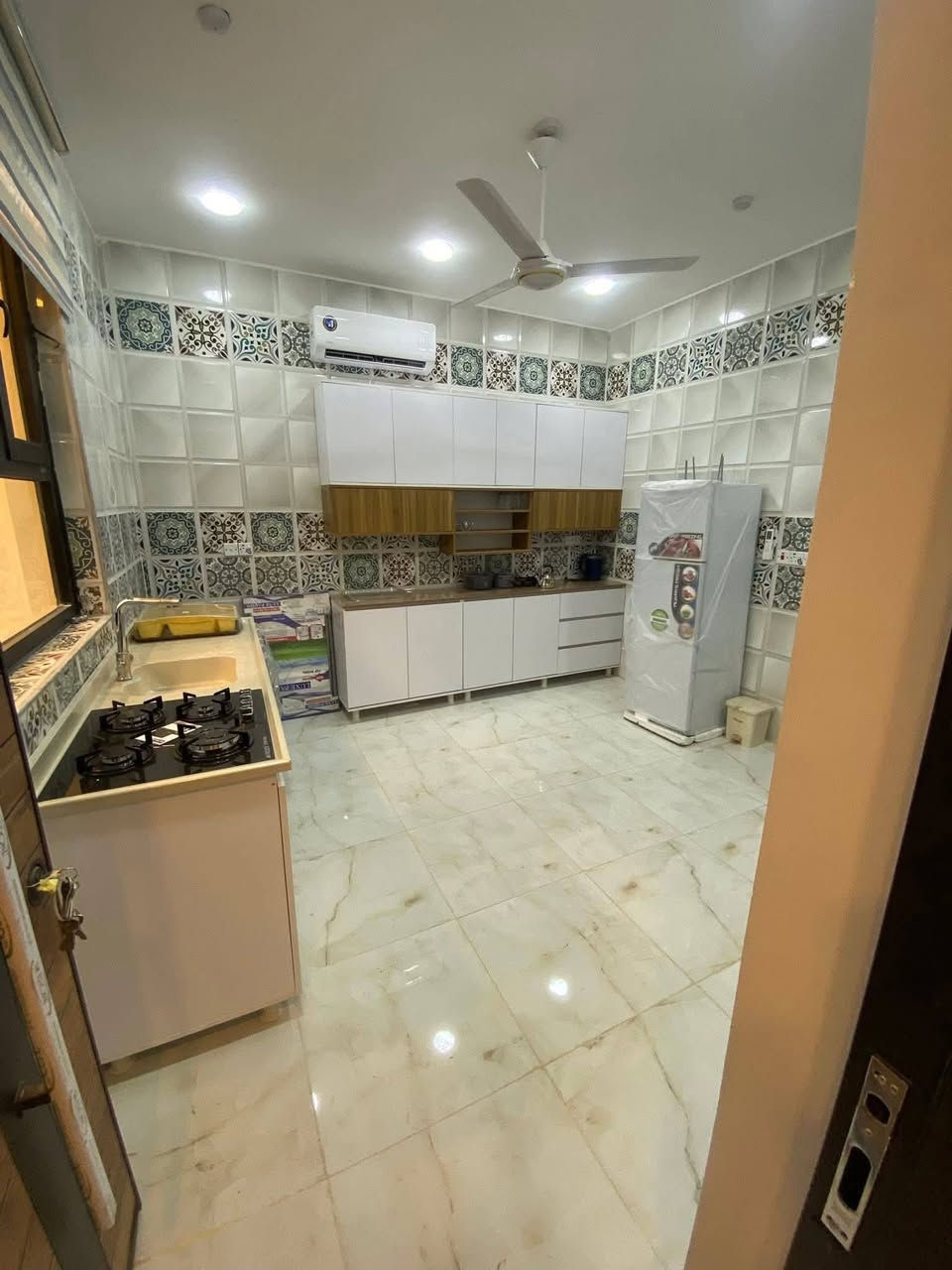 شقة مؤثثة ديلوكس للايجار في المنصور
صالة مطبخ وغرفتين نوم وحديقة وكراج 
ب١٢٠٠$ عائلة او موظف محترم 
للاستفسار ***********
