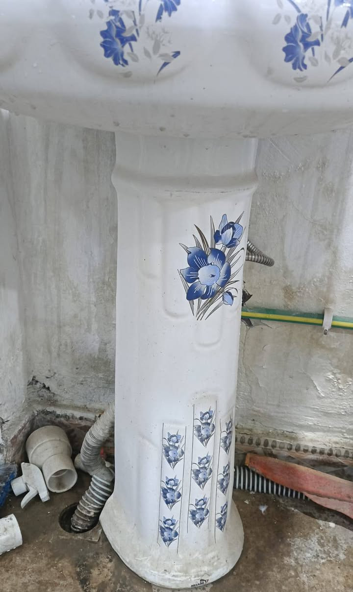 أغراض كافتريا للبيع نظيفات جدا
طباخ حوضين كبير 
فنكر فلافل كامل 
السعر 65 
شواية بركر عالية السعر 35 
مغسلة نظيفة مع خلاط 
السعر 15 
الاتصال  ***********
