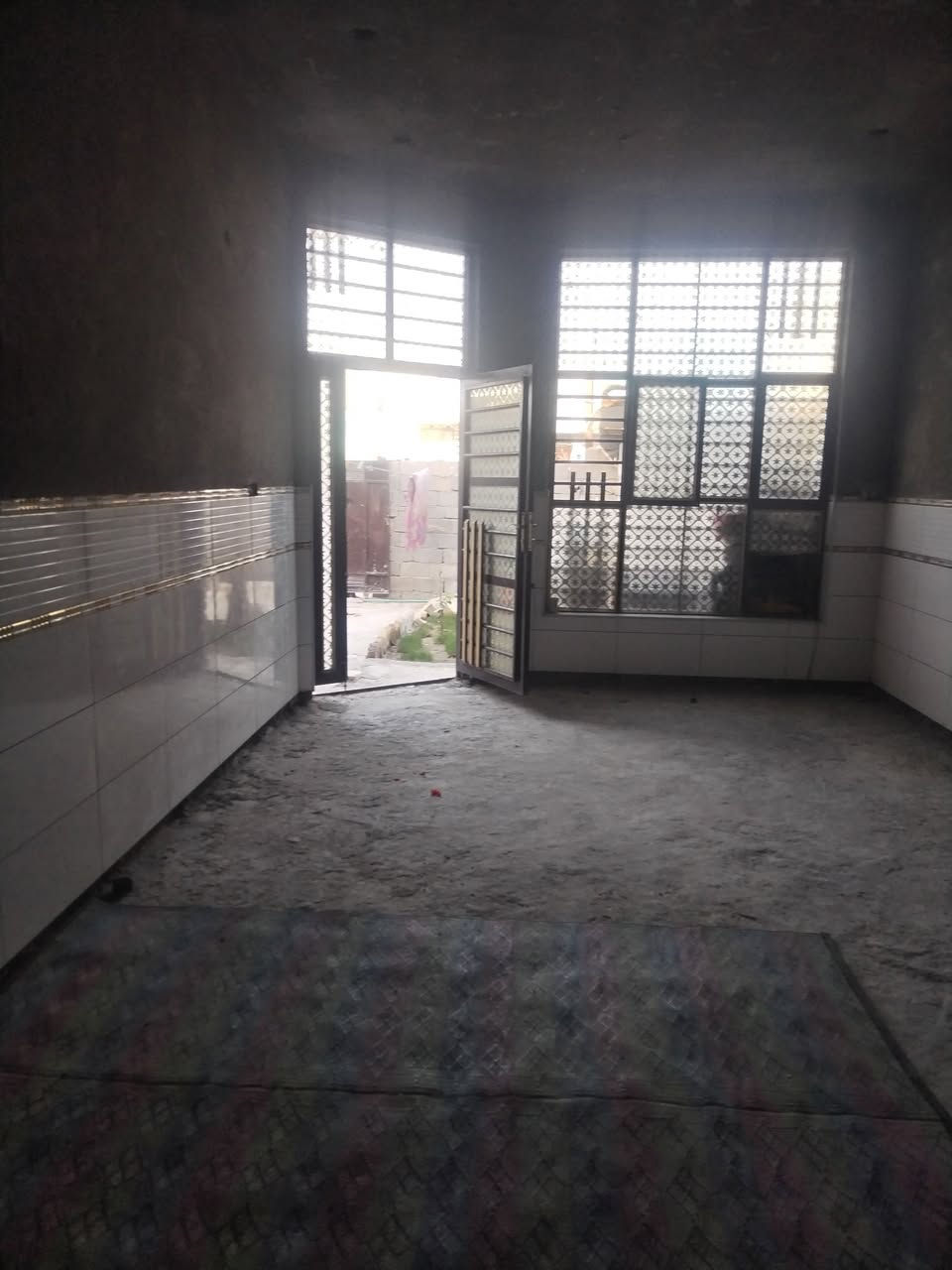 سلام عليكم بيت للبيع حي الحكيم نزلت عميد جادر ٢٠٠ متر كله طابوق بناء العام غرفتين نوم وصاله واستقبال شارع سبيس مجاري الاستفسار علا رقم ***********
