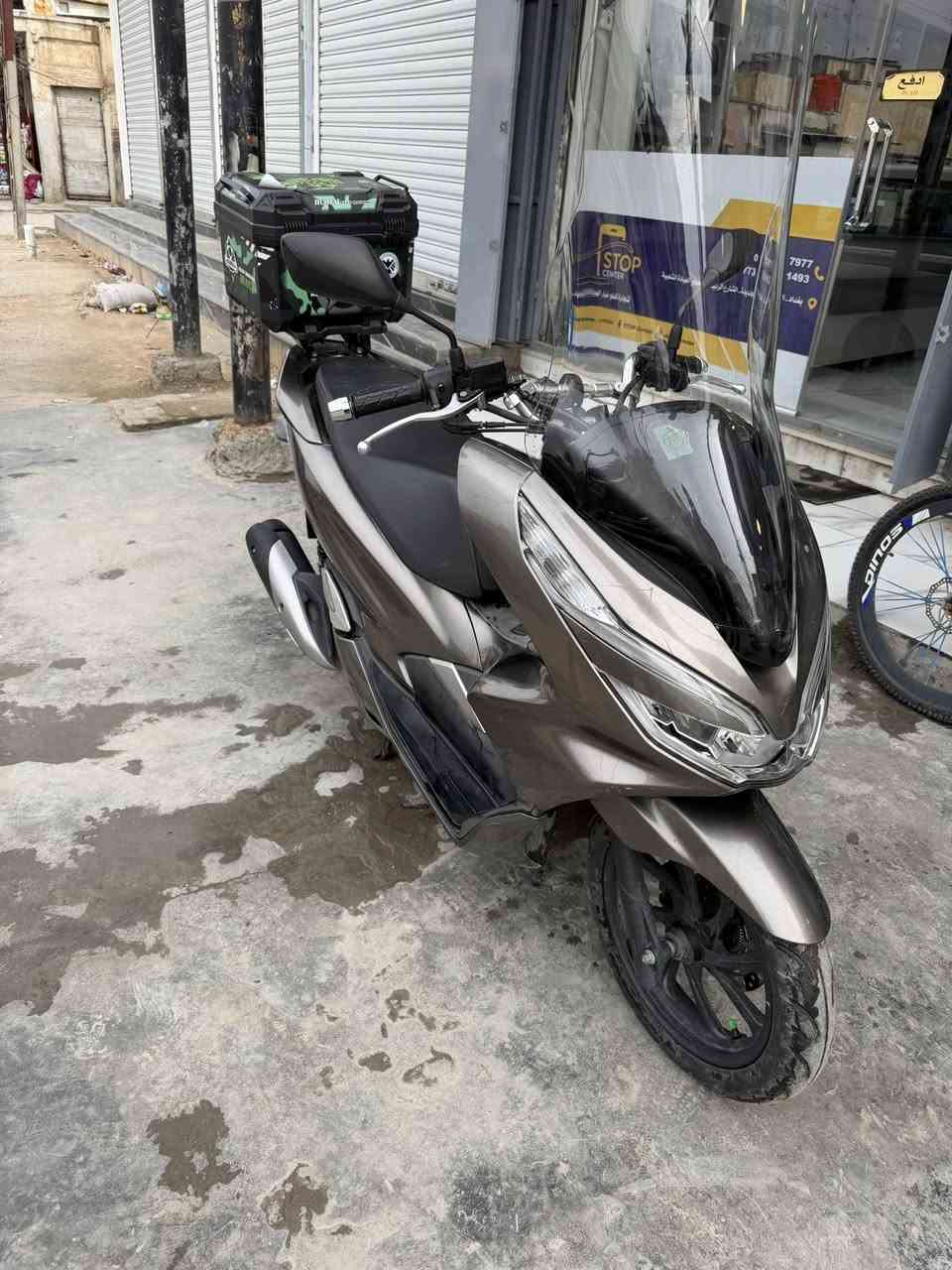 PCX 150 جيل ثالث ياباني 🇯🇵
الي يعرف الـ PCX يعرف شنو معناها… راحة + قوة + صرفية قليلة

الدراجة مو مجرد شكل، وصور وصول المزاد مال اليابان موجود هم
هذي مضمونة استخدام ونظافة حقيقية

✔️ محرك 150cc ناعم جداً (يمشي بدون أي صوت أو رجّة)
✔️ ما بيها ولا فلس صرف – جاهزة 
✔️ اقتصادية جداً بالبنزين (تريحك من المصروف اليومي)
✔️ مريحة كلش للدوام والمشاوير الطويلة
✔️ بيها زجاج أمامي تحميك من الهوا
✔️ بوكس خلفي جاهز (مفيد للشغل أو التوصيل)
✔️ دراجه بيها نظام ABS 
✔️ نظام التوقف في الازدحام
✔️ بصمات عدد 2
الدراجة مفحوصة ومجربة
وتكدر تفحصها بأي مكان تحبه، واني واثق منها

💰 السعر: 21 ورقة
وسعرها بصراحة أقل من وضعها
(السعر بي مجال للشراي فقط)

⚠️ ملاحظة:
الي يدور على دراجة نظيفة ويرتاح منها فترة طويلة،
هاي فرصته… لأن بهيج نظافة وبهيج سعر ما تبقى هواي

📍 المكان: [بغداد الوشاش]
📞 ***********
واتساب فقط

