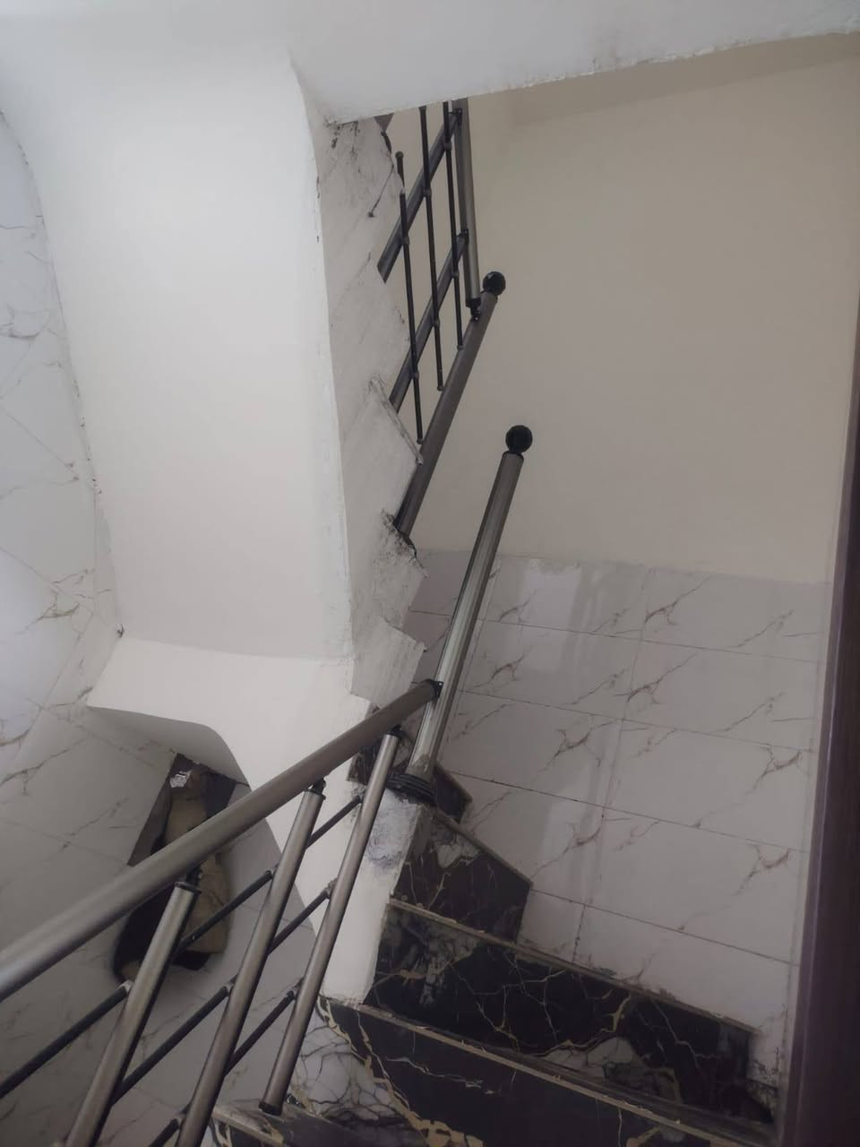 السلام عليكم ورحمة الله وبركاته السعر متوفر بيت طابقين السعر ٣٥ بل نقد
٤٥ بل قسط مقدمة ٢٥ وكل شهر ٥٠٠
المساحة ٥٠متر جاهز مفتاح 
العنوان بغداد الكرخ الشرطة الخامسة الدوانم شارع الفردوس
***********
***********
بيهن وات ساب
