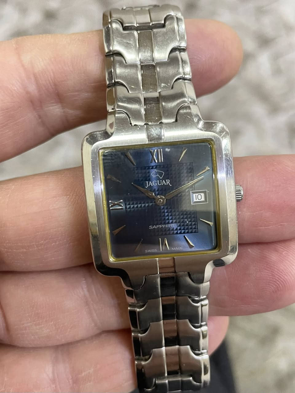 ساعة جاكوار( jaguar )السويسرية. كلاسيكية المميزه بقطر 28-30 ملم المينا لون أزرق داكن
مع نقشة مربعات في المنتصف الهيكل والسوار مصنوعان من
الفولاذ المقاوم للصدأ
(Stainless  Steel) 
الزجاج من الياقوت المقاوم للخدوش ( Spphire)
نافذه لعرض التاريخ اليومي 
ارقام لاتينية عند الساعات 
3 و 9 و 12 
الوقت مضبوط جداً جدااااااااً
السعر 135 ألف
للمهتم خاص ***********
المكان كركوك يوجد توصيل
لكافة المحافظات
