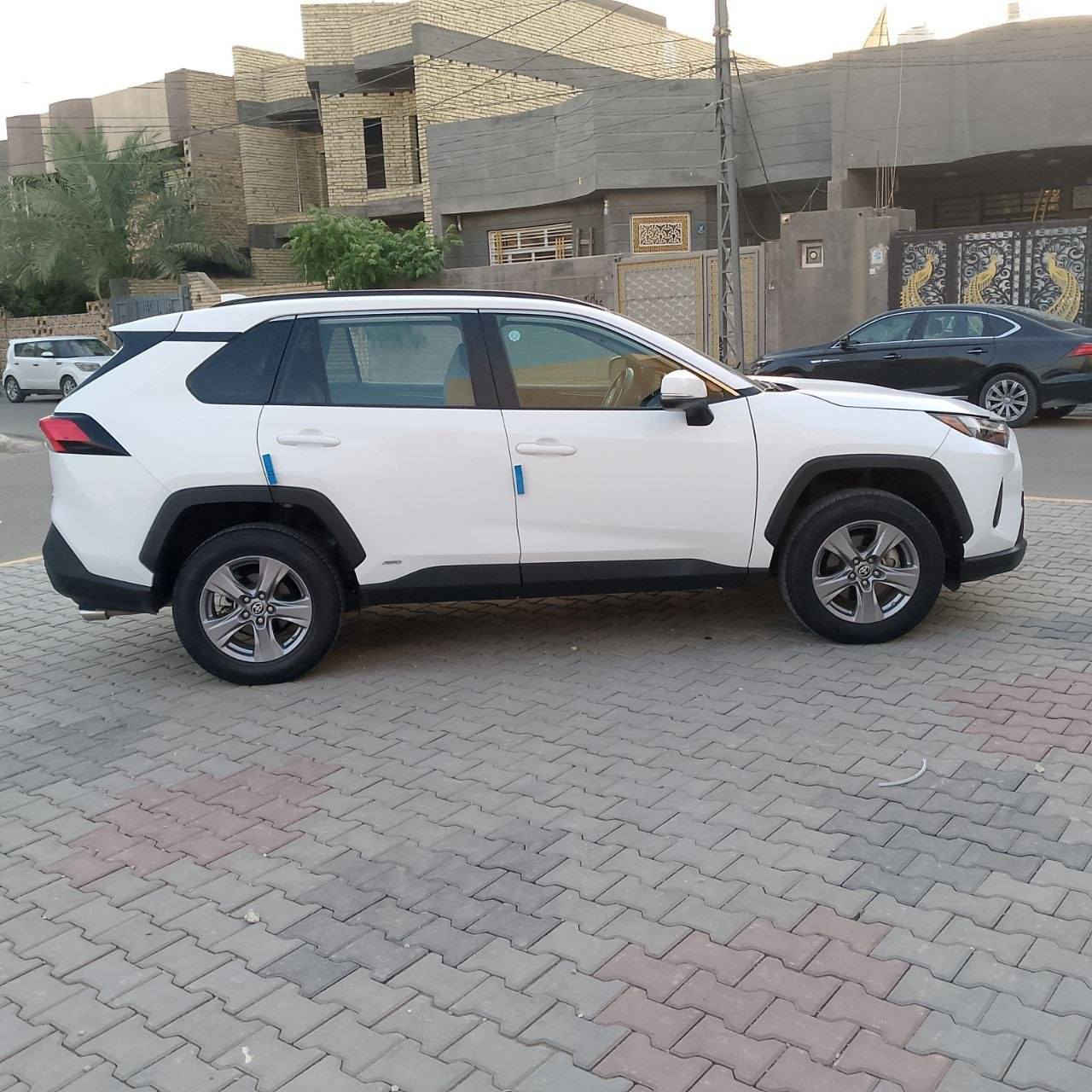السلام عليكم موديل 2023 راف فور LE وارد امريكا ياباني اصل هايبرد بانزين كهربائية
 ما محوره بلاديه ايسر
اربع نضامات سرع 
وكلشي موضح بل صور
سياره جاهز من كل شيء 
صور الحادث والسونار مرفوقات بالمنشور
رقم كربلاء 
 عنوان السياره كربلاء                                                                            ***********                                                              سعر 180
