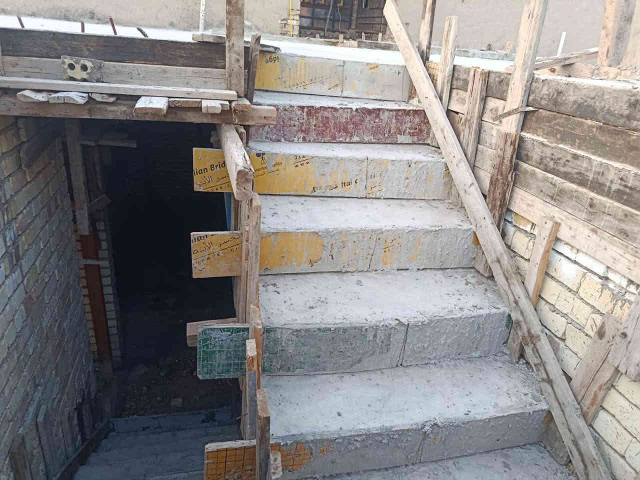 السلام عليكم خشب للبيع  250متر داكة السعر 4ملايين ونص  مكاني بغداد مدينة حي طارق رقم هاتف ***********
