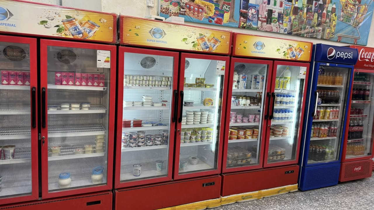 سلام وعليكم سوبر ماركت متكامل للبيع 🛒 
طول 16 متر +مخزن داخلي 
يحتوي عل 
5بردات ابو بابين
9بردات باب واحد حجم كبير 
7مجمدات لحوم + ايسكريم
13عارضه جبس
رفوف BDF تفصال عل طول محل 
سبالت عمودي 4طن عدد2
سبالت تعليك عدد2
جهاز باور باب يطلع ترب 
لافته ضوئيه +قماريه 
مراوح +اضاء كامله لمحل
ميز دخل تفصال BDF
رف كرزات تفصالBDF
ميزان عدد2
قسم كوزمتك متكامل عطور ومنضفات 
ميز عطور  تفصالBDF
منضومه كامرات مراقبه  خزن وصوت+بلازمه
منضومه انتريت 
عوارض بهارات 2 كبار
عارضه جكاير 
عارضه جاوريب 
رف قراطيسه متكامل 
جهاز رصيد إلكتروني 
_____
محل  مفتح ع مدار 24ساعه 
وكامل من غذائيه وحلويات وعصاير وجكاير 
سبب لبيع عدم تفرغ 
((عنوان محل ميسان حي الحسين جديد شارع ابو شاكر )))
للرغب بل شراء ***********نتصال او يتفضل للمحل
