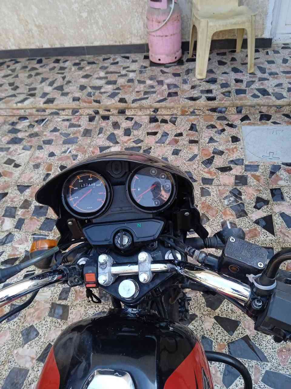 سلام عليكم شباب بوكسر موديل 23 جبلي بدون ارواق مكفوله من كلشي كير محرك مكفول من تنقيص وصوت ومكفوله من حادث كهربائيات كلها شغاله سلف هندر تايرات امامي خلفي عالي دراجه نقصه فقط كلوب امامي. وخلفي سعره مليون و50االف وبيها مجال قليل مكان بغداد شعب ***********
