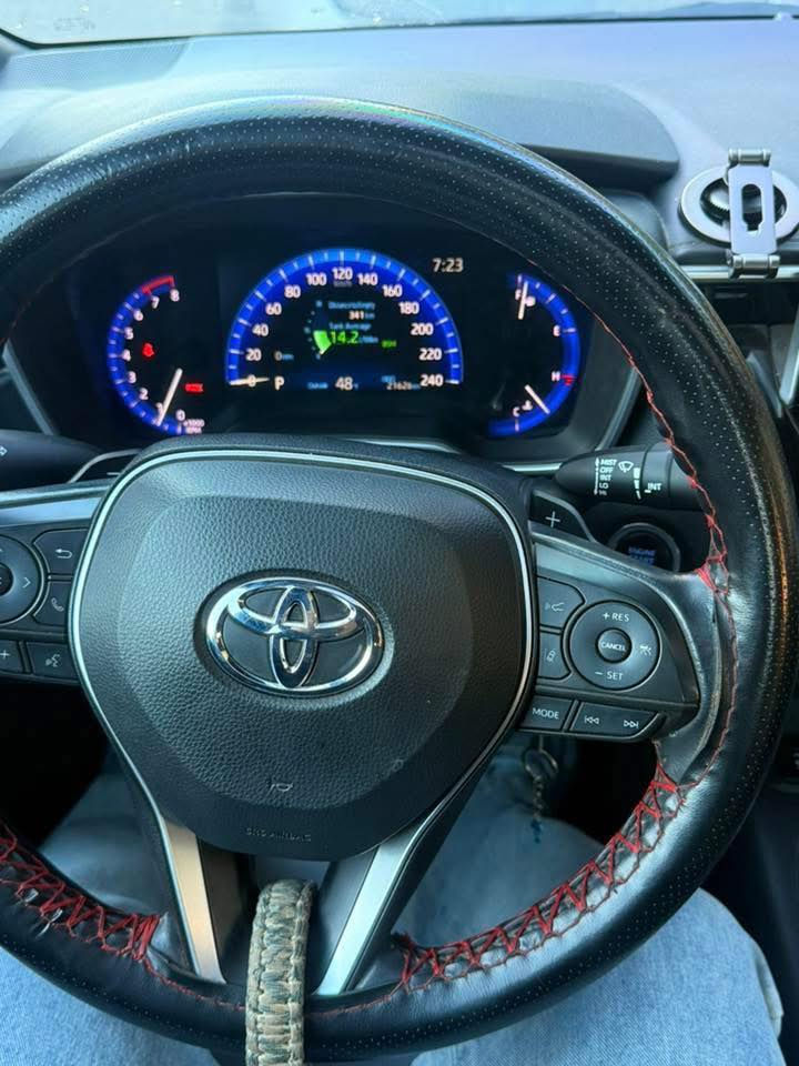 للمراوس ب تسلا اونلاين 

 – تويوتا كورولا Apex Edition 🚗 2022
• الموديل: Apex Edition (نسخة رياضية محدودة من الكورولا)

• اللون: سمنتي أنيق

• ماشية: 21,626 ميل

• رقم: سليمانية

📌 ملاحظات السيارة:

• مضروبة جاملغ + شوية من البنيد فقط

• ما مناقصها أي شي، السيارة جاهزة للاستعمال 👌

            السيارة مداريها بانزين سوبر دهن كلشي 

✨ مميزات الكورولا Apex Edition:

• تصميم خارجي رياضي مع اكزوز مزدوج ولمسات سوداء أنيقة

• جنوط رياضية خاصة 18 إنج

• نظام تعليق رياضي معدل يعطي ثبات أحسن بالطريق

• نفس اعتمادية الكورولا لكن بروح شبابية وسريع

            السيارة تجي 6000 نسخه فقط 

للاستفسار  الاتصال ***********
