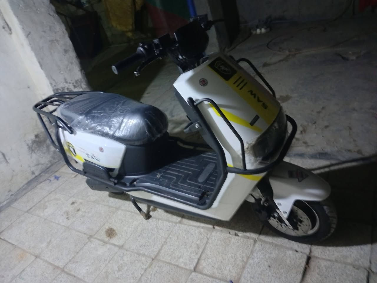 سلام عليكم دراجه شحن للبيع مكاني بغداد السعر 550 باتريات جدد نظافه 99% 100 رقم ***********
