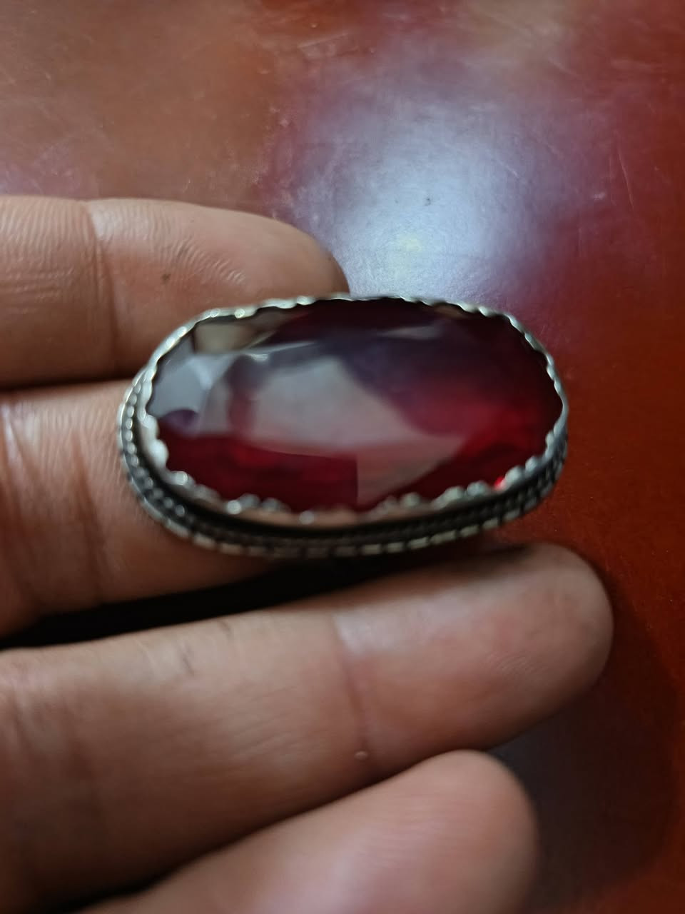 السلام عليكم خاتم متوج بياقوت باريسي مترش طول الحجره 4سنم قياس الخاتم 21/22صياغه ثقيله ***********بغداد مدينة الصدر
