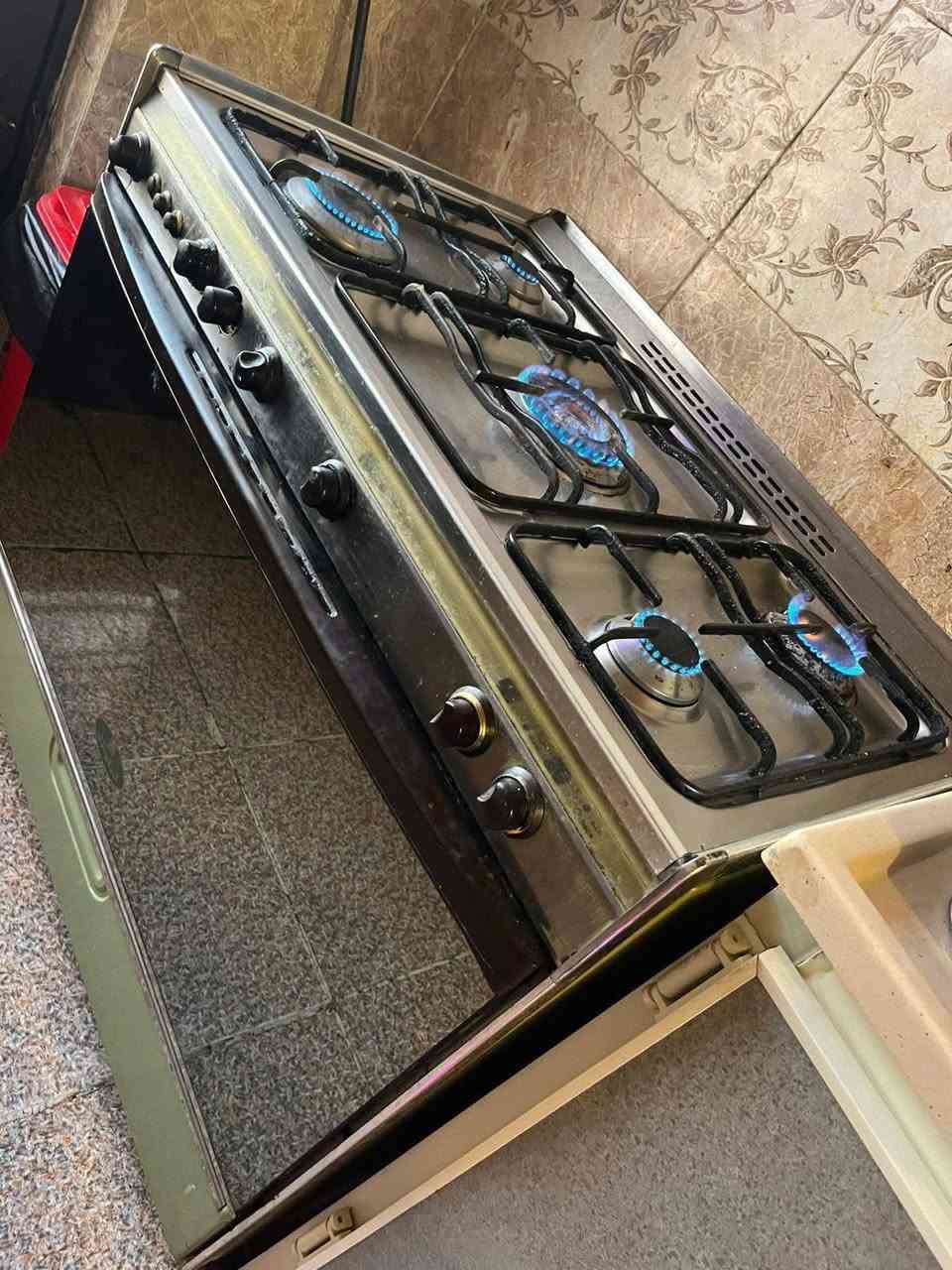 السلام عليكم للبيع طباخ   كريازي اصلي باب اول نظافة ٨٠ بلمية  مكاني بغداد الدورة قرب ابو طيارة السعر ١٥٠.  وبي مجال 
***********
