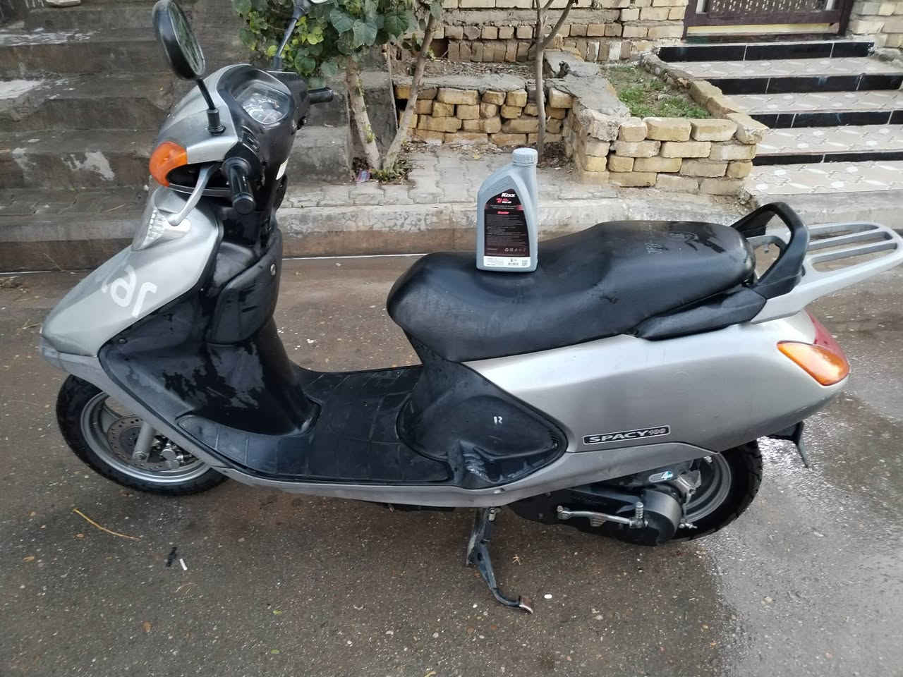 دراجة هوندا سبيسي ياباني دراجة استعمال شخصي مكينة مامفتوحة وخرسة ماتسمع صوتها ناعمة حيل ومداريها بلدهن كله اصلي وابدلة بين فتره وفتره مااخلية يطول ومبدل الها باتري ودهن جديد سلف نكرة دراجة مستقره خير من الله مامتعوبه اشتريتها رمبة قبل سنة ونص للدورات يعني حته ماطالع بيها هواي ومركضها سعر 950 الف دينار تواصل ***********
