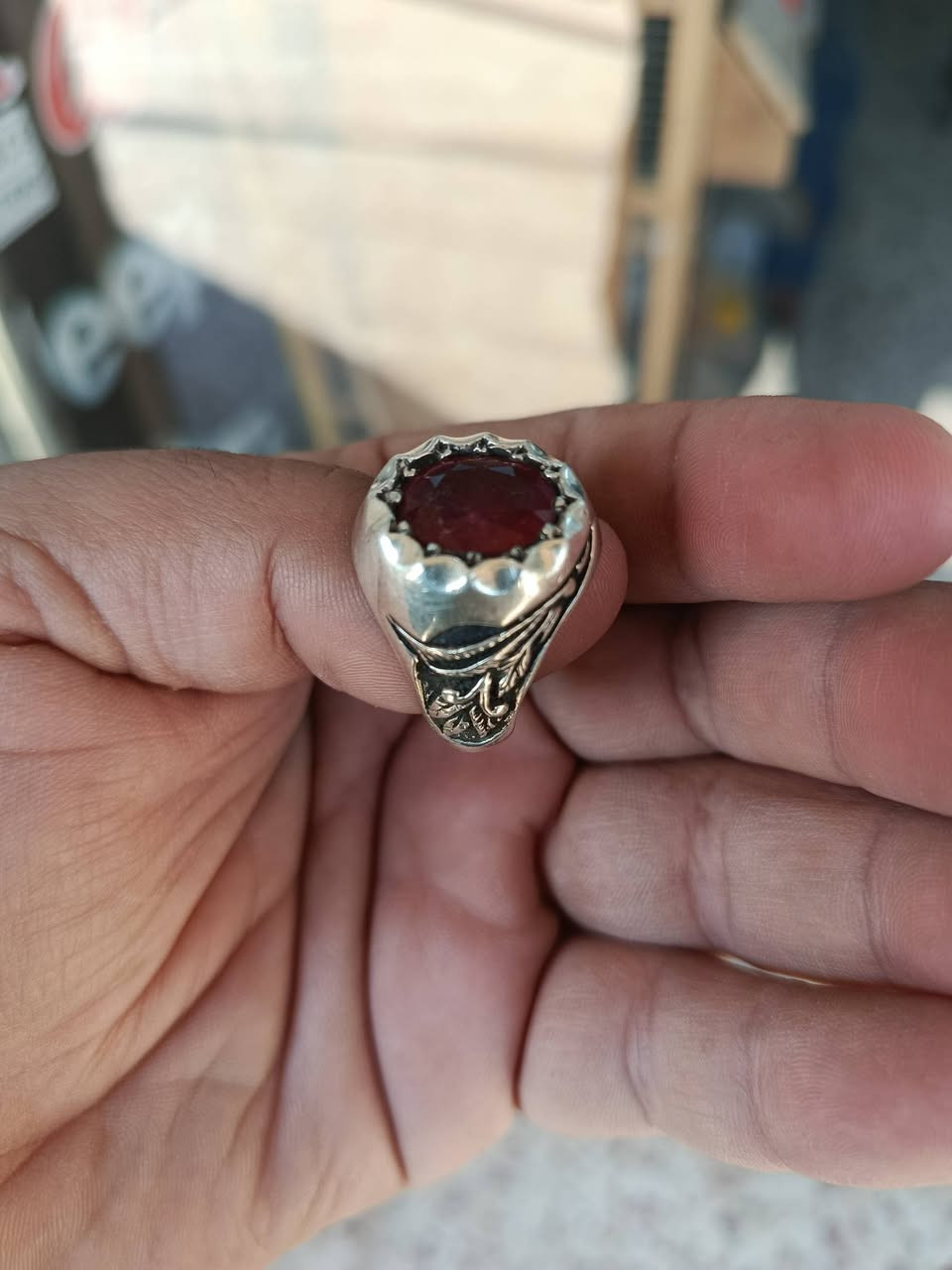 ياقوت افريقي  صياغه يدويه ثقيله
وزن الخاتم 23 غرام 
فضه 925
قياس 26 
***********
السعر 125 مع التوصيل
