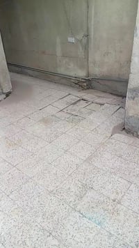 البيت للايجار مساحه 100 طابق واحد  يتكون البيت من غرفه وصاله ومطبخ حما...