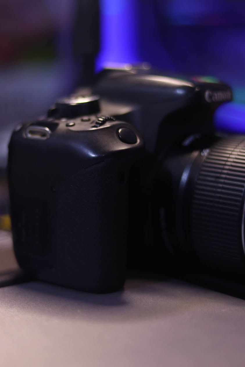 للبيع / canon 800d
🔹 المواصفات الرئيسية:
• المستشعر: CMOS APS-C بدقة عالية
• الدقة: حتى 24.2 ميجا بكسل
• ISO: من 100 حتى 25600 (قابل للتوسيع)
• فيديو: Full HD بدقة 1080p
• شاشة: شاشة لمس قابلة للإمالة
***********
• واي فاي + بلوتوث: للاتصال ونقل الصور
📦 الملحقات المتوفرة كاملة:
✔️ عدسة أصلية 
✔️ بطاريتان + شاحن
✔️ رام (32)
✔️ حزام رقبة

السعر / 550 الف دينار عراقي
