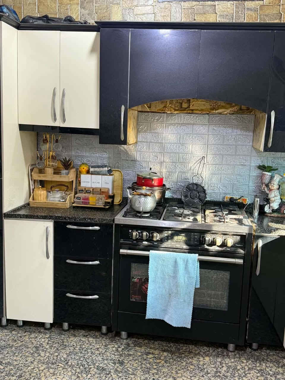 كاونتر متكون من اوفن ومايكرو وبي سلة ماا اماعين وسله اضافية ثانية  ويجي ويا طباخ سعرة 4 ونهايتة 3 ونص


**إذا كنت صاحب هذا الإعلان وتريد حذفه لأي سبب، رجاءا أرسل رسالة إلى الدعم الفني**