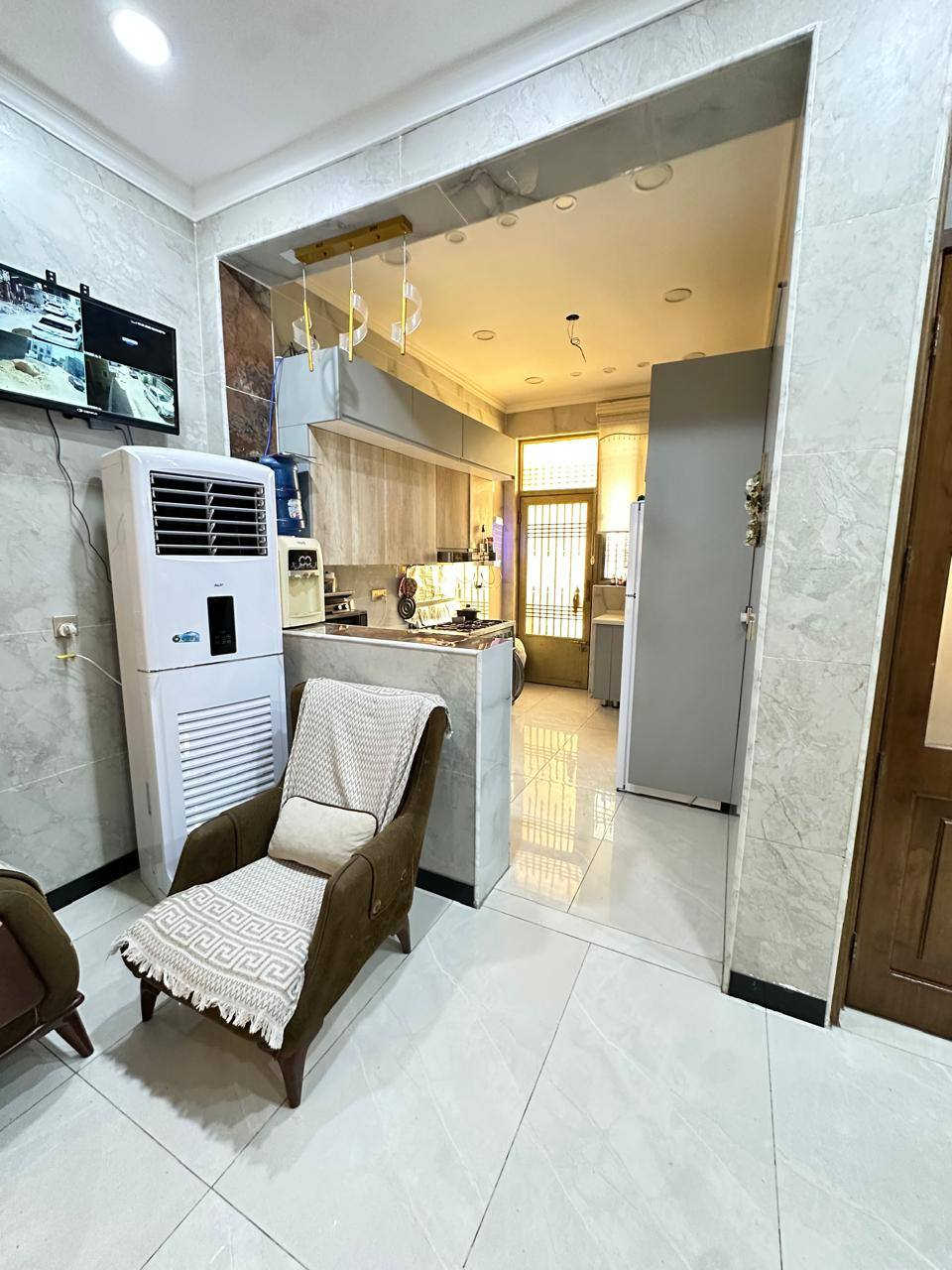 السلام عليكم ورحمه الله وبركاته
للبيع في شارع الجنابي دار مساحة 100 متر مودرن حديث طابقين ونص جديد بناء درجة أولى يحتوي على طرمه وخدمات خارجية +صالة +حولي مطبخ وخدمات ومنور ودرج وغرفه

الطابق الثاني يحتوي على حولي كبير +غرفتين وحمام+الطابق الثالث غرفه .وحمام

يحتوي أيضا على (في الكراج. ميزانية الكهرباء +ماطور الماء +جزامة +منظومة غاز. كلهن دفن بالحائط )

+ جميع غرف البيت من ضمنه المطبخ منضومة تقطير سبالت + منضومة كاميرات + الانترنت + الستلايت أيضا دفن. + كل البيت فيه نقاط وطني معزول. 

#للإستفسار

راسل الصفحة خاص او واتس اب 

اتصال ☎️ / واتس اب 📱 

 ***********
