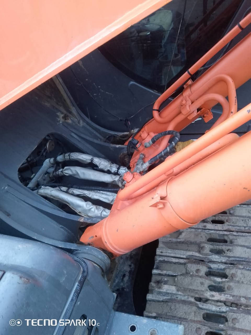 سلام عليكم/ حفاره للبيع زت 3 موديل 14 مكفوله كفاله عامه شاصي 25 ساعات العمل 8000 سعر اتصل على رقم ***********
