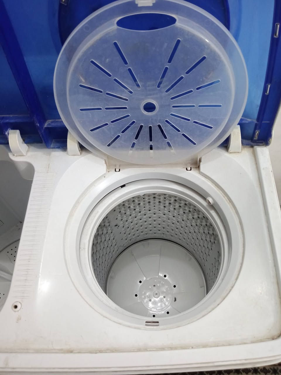 السلام عليكم ... غساله حجم كبير تغسل بطانيات مثل ماموضح بالصور والفيديو بعدها جديده السعر 125 وبيها مجال للشراي للاستفسار اكثر يرجا مراسلة الصفحه او الاتصال ع الرقم *********** وات ساب
