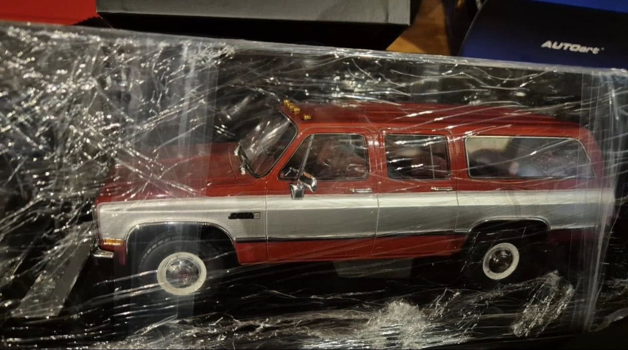 هذا مجسم لسيارة جمسي سوبربان (GMC Suburban). 

سيارة لاتقدر بثمن شكل وتفاصيل  واناقة عالية الدقة لايمكن وصفها من اروع السيارات المصغرة

الموديل: 1984

اللون: أحمر وفضي بلونين. 
الخامة: المجسم مصنوع من المعدن وله وزن ثقيل. 

بمقياس 1:18. 

الميزات: يأتي مع قاعدة عرض من الجلد الطبيعي وصندوق عرض من الأكريليك. 

الإصدار: قد يكون إصدارًا محدودًا، حيث توجد نسخ محدودة مرخصة رسميًا من شركة جنرال موتورز (GMC). 
الوكيل الحصري في السعودية 

حاليا متوفره في بغداد 

يوجد خدمة توصيل داخل بغداد فقط
***********
