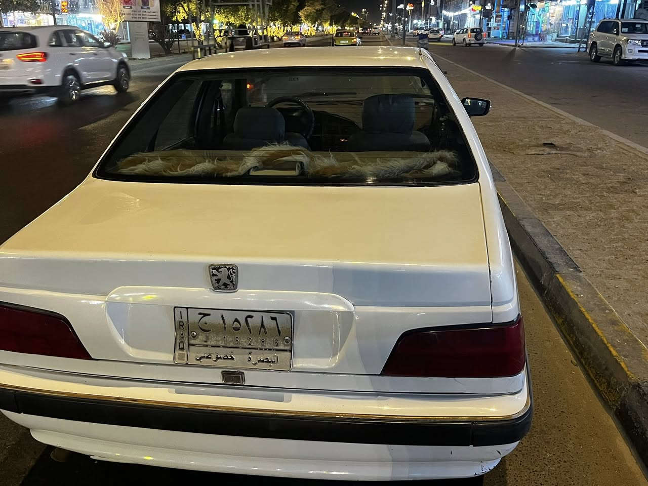 السلام عليكم
بيجو بارص مديل ٢٠١١
مصبوغه عام جماليه مكفوله من الضربه بيها طخه خفيفه جاملغ صوب السايق 
رقم بصره ب أسمي 
محرك لا تنقيص ولا تبخير
الرقم ***********
رقم ثاني ***********
