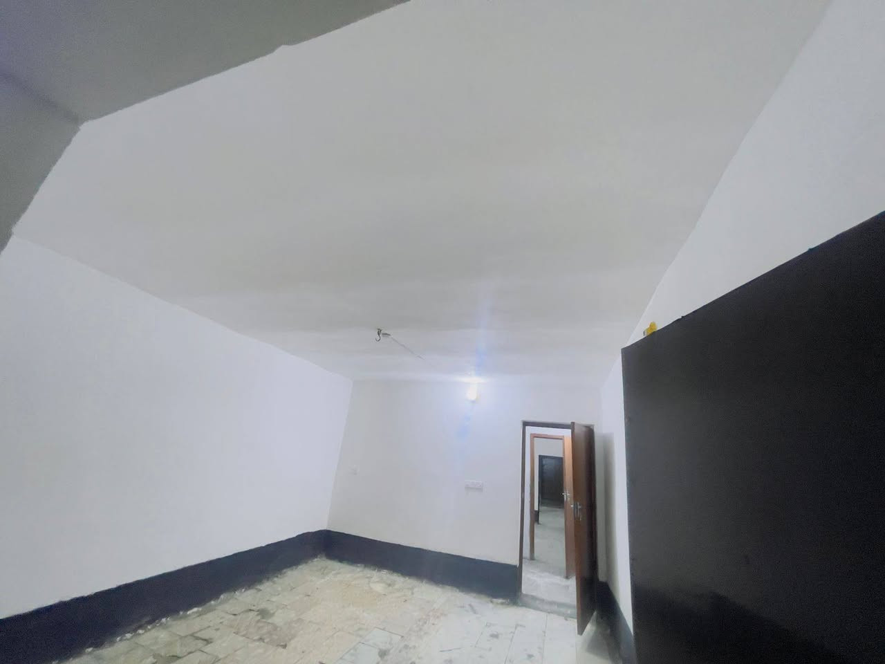 موجود بيت للاجار      مس100 مشتمل
البيت ترميم جديد كامل مكمل 
البيت ممر خلفي +غرفه +مطبخ +ستقبال طارمه صحيات وحمام خارجيات + مئسس مي جديد وكهربائيات جدد +كيزر جديد 
مكانه ابو سديره قرب المدرسه نجاه 
واتساب ***********/***********
