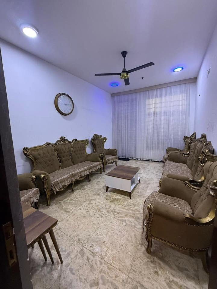 مشتمل للبيع المساحه
75 متر واجهه 4 
المشتمل يحتوي على طابقين
الطابق الاول 
صاله 
مطبخ + هول داخلي 
منور 
صحيات 
الطابق الثاني 
غرفتين نوم 
حولي 
سطح 
البيت كامل من كلشي مابي اي نقص مثل مموجود بالصور 
البيت طابو ملك صرف مو زراعي 
 الدوره المهديه الثانيه شارع جامع التقوى 
للاستفسار موجود واتساب 
***********
