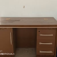 عندي مكتب ميز خشب الصلي يحتوي على 3 جرارات  و وخانه و مفاتيحن و كرسي م...