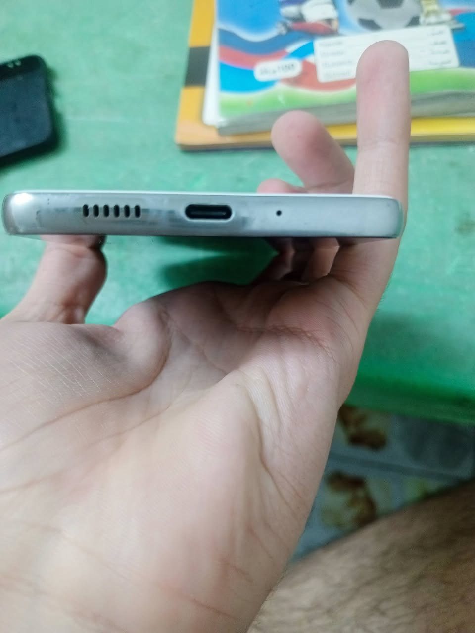 السلام عليكم شباب.. للبيع جهاز سامسونج Galaxy A73 5G (فقط الجهاز بدون ملحقات).ا
لجهاز غني عن التعريف بواحد من أفضل معالجات سامسونج للألعاب والتصفح (يشغل ببجي 60 فريم مستقرة).
المواصفات والنظافة:الذاكرة: 256 جيجابايت (النسخة الكبرى) مع رام 8 جيجا.
الشاشة: أصلية 100% بلد وبصمة الشاشة المدمجة شغالّة وسريعة جداً (تكدر تفحص وتتأكد بنفسك قبل الشراء).
الكاميرا: 108 ميجابكسل تصوير خرافي ونقي جداً.الحالة: الجهاز نظيف جداً وأخو الجديد، فقط الظهر بيه أثر حبر جاف خفيف وبسيط وموضح بالصور (غير مؤثر نهائياً وتقدر تنظفه أو تغطيه بكفر).السعر: 230,000 دينار عراقي (وبيه مجال بسيط  للشراي ).
المكان: [: بغداد. مدينة الصدر


**إذا كنت صاحب هذا الإعلان وتريد حذفه لأي سبب، رجاءا أرسل رسالة إلى الدعم الفني**