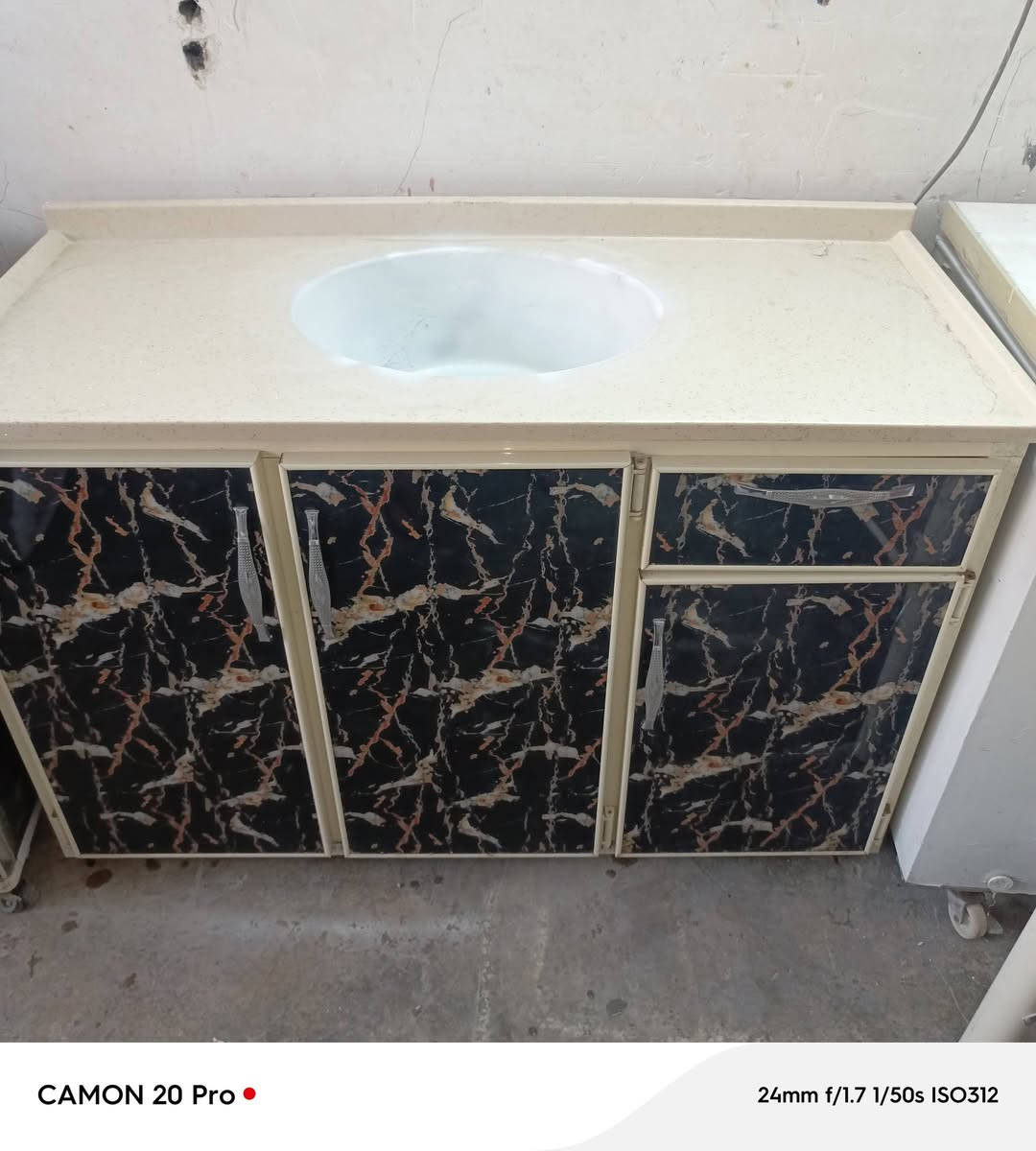 كونتر  للبيع ثلاث قطع تفصال درجه اولى سنق مرمر قياس مترين سنق متر و30 هذا الرقم الاستفسار وبي واتساب ***********
