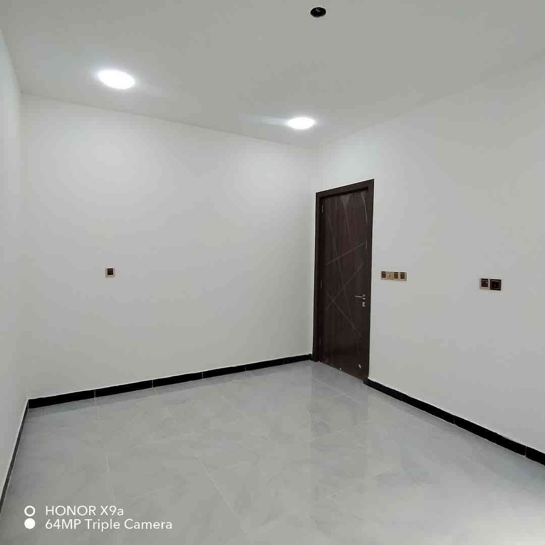 بيت للبيع، مساحة ١٥٠ متر مربع، واجهة ٧ أمتار، جديد كلياً، طابقين، خرسانة مسلحة، سند ملكية واضح، حي الفرات.

للاستفسار عن السعر، يرجى التواصل على الرقم ***********.
