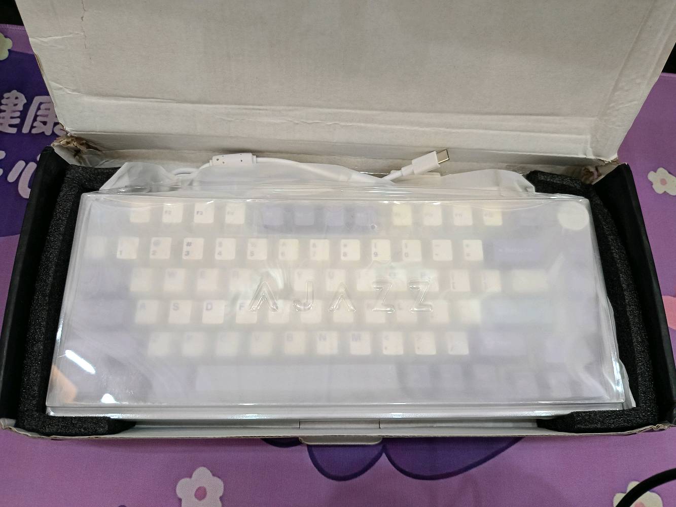 كيبورد ميكانيكي AJAZZ مميز بتصميم راقي وألوان جذابة. الكيبورد يأتي مع إضاءة RGB ممتازة ومصمم لتحسين تجربة اللعب والكتابة. مناسب للمحترفين والهواة الذين يبحثون عن الجودة والأداء المرتفع.