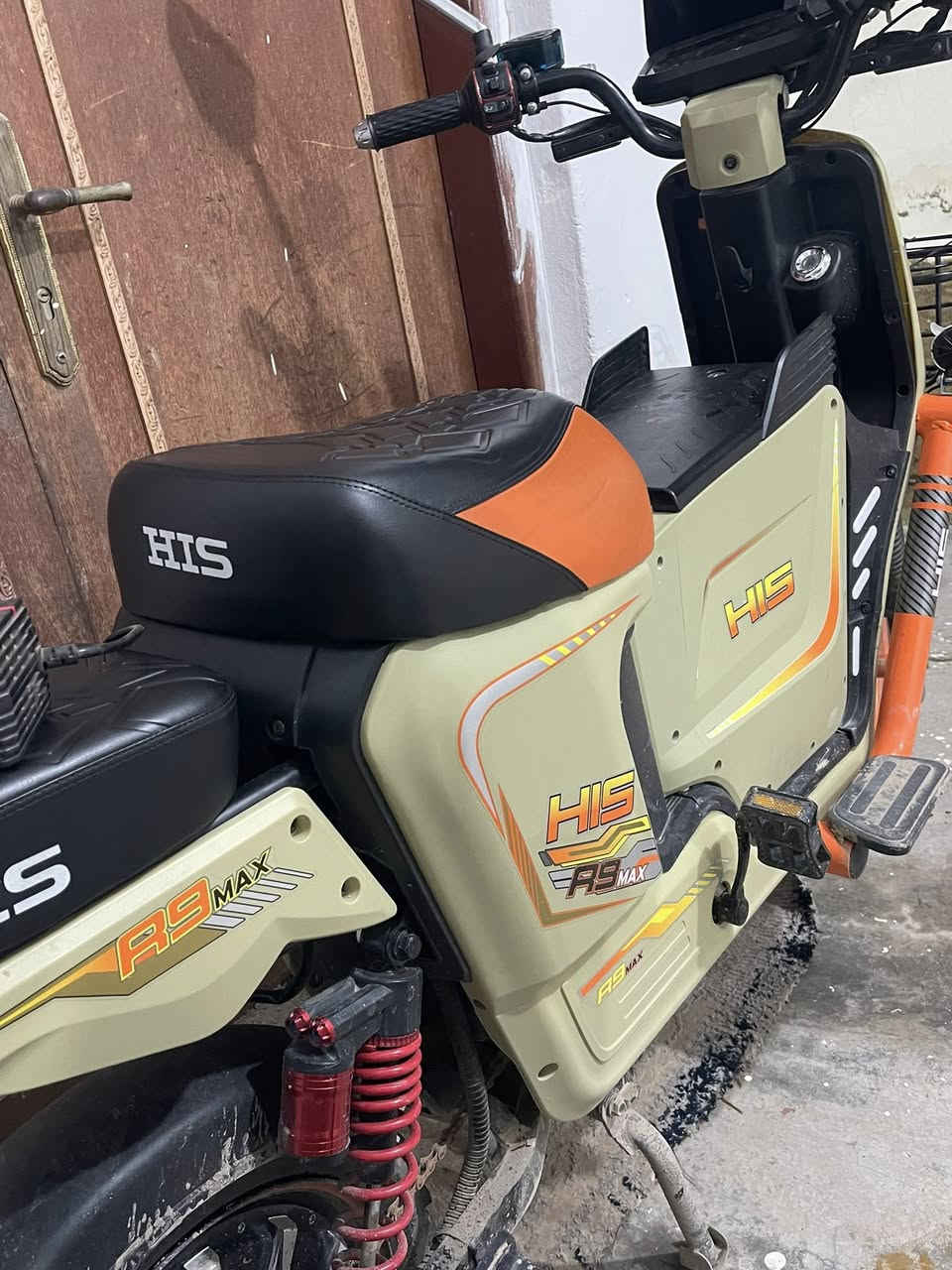 سلام عليكم دراجه شحن  للبيع  موديل 2025
الدراجه جديدة  بعدها بحالت الوكاله
للعلم الدراجه بل مطر صورتها يعني دراجه تخبل نضيفه🆕👋 
المواصفات 🆕
5بطـاريـات حجم كبير 🆕
 شاشه ديجيتال🆕
  لايت ابيضّ عالي ناصي🆕
اشارات يمنه يسره جدد 🆕🔥
سويـجات عدد 2 بصمات عدد 2 كارت عدد 2 🪪 
 ستاند جانبي وخلفي ⚡️
سماعات عالية بل دراجه🔊 
شاحنه اصلي 💥
 لون مميز 💥
- دبلات⭐️
اطارات 🗣️
بـوم عدد 2 🔥
صندوق الدراجه موجود بيها 🗃️
نشرات و أضويه ب دراجه🆕
الموقع ديالى دلي عباس 
السعر 550 ألف وبي مجال بسيط او اي استفسار اخر اتصل على الرقم 
الرقم *********** متواجد واتس آب ماسنجر هم🤍.
