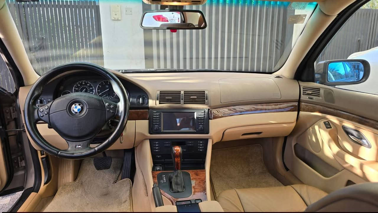 بي ام دبليو موديل 2002 528i وارد امريكي لون مميز
مصبوغه عام صبغ درجة اولى 
السيارة مصروف عليها كلش هوايه
وكلشي بيها اصلي  حجر صالنصه حساس صالنصه كلة وكالة 
(دبل جام) ......
تبريد + تدفئة 
لايت زنون سوار اصلي وكالة 
بك لايت شمعه اصلي 
مرايات شفط
سلايد جام
داخل جلد كهرباء+ستيرن كهرباء +ميموري + مشط كهرباء 
١٠ ايرباك
شاشه اصلية +كامرة
دركه m اصليه 

ويل كب m تو سايز اصلي
دوس m
دعاميه m
ريمونت اصلي وكالة شغال وهوايه بيها بعد مواصفات
ملاحظة ..
رجاء لحد ايقارنه بخواته التعبانات ولحد ايكول سعرك مال ميماتي كلشي اكو بالسوك هذا الموجود

رقم صاحب السيارة 
***********
