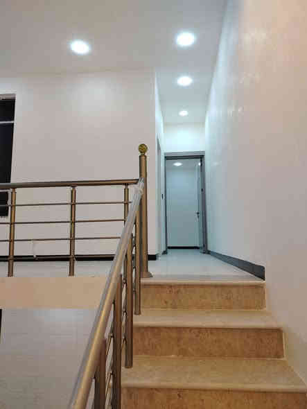 السلام عليكم 
دار للبيع 100م  5×20 متر طابقين يحتوي على (3)نوم وكراج وصالة و(مطبخ حار وبارد) ومناور عدد(2) وصحيات عدد(2) و بلكونة و بيتونه طابق الثالث وسطح امامي وخلفي البيت بناء حديث 2025زيرو  غير مسكون. البيت نضام كامرات و ستلايت و نضام سبالت دفن 
الألمنيوم تركي مقطع ثقيل
البيت بناء درجه اولى 
مستقل غير مشترك 
مغاسل ديكور كاونتر تركي 
(بغداد حي الجهاد منطقة ديوان المخابرات )
 خلف شارع ستين مباشرتا
استفسار اتصال او (متوفر واتساب)
      ***********
