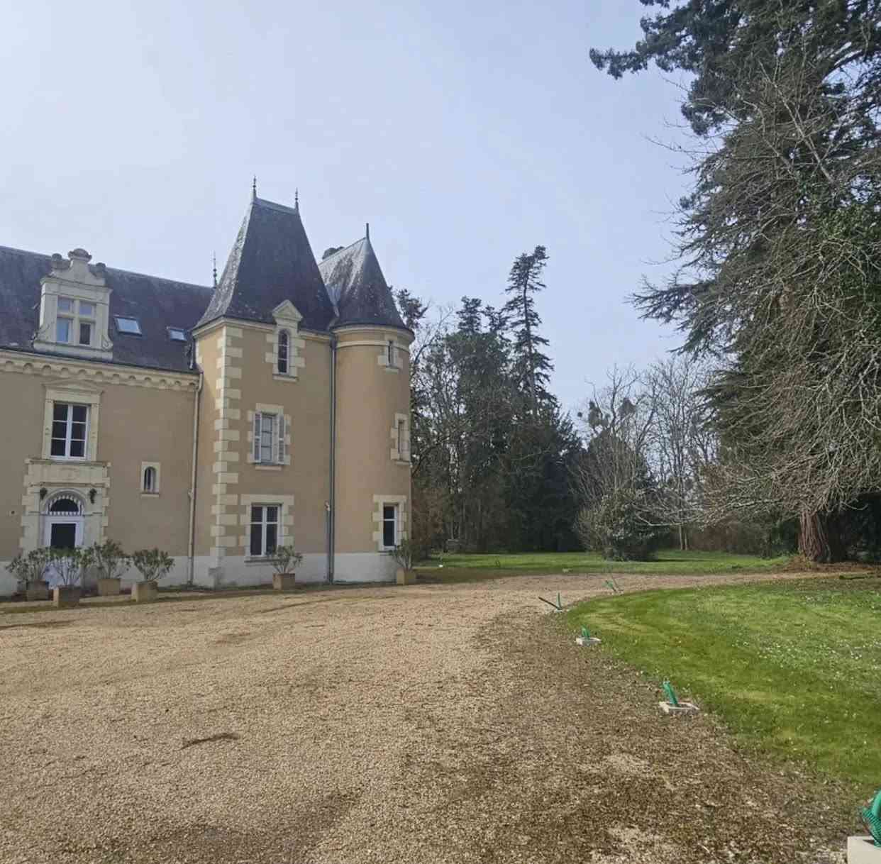 قصر 🏡 للبيع 🚨

قصر للبيع في الريف الفرنسي على بعد  ثلاث ساعات من باريس  في اقليم توران ..مساحه القصر 550م

(سعر 2,350,000 مليون دولار 💲 )
.
7غرف نوم و3صالات 
مطبخ كبير مع شاميني تاريخيه 
+بيت حراسه صغير 80م
+سطبل 10خيول 
.
مساحه الارض الكليه 18هكتار 
اي يعني 72 دونم بل دونم العراقي 
.
للستفسار اكثر (***********)📞

ملاحضه : اخوان الما يشتري لا يصنف 
تحياتي لجميع
