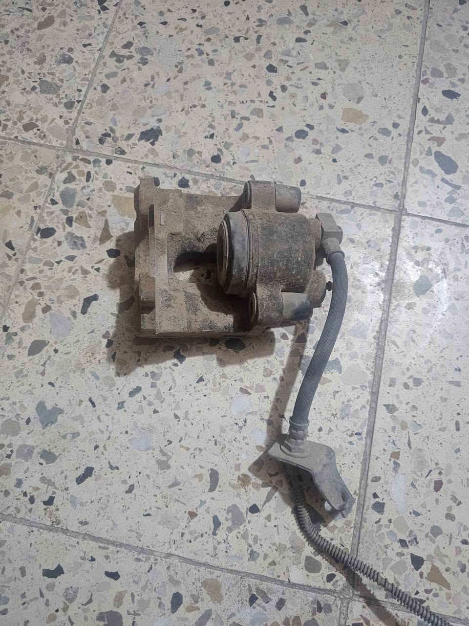 اغراض جيب مةديل ٢٠٠٠ ظفيره وعنبار خلفي وبواري هيدوليك مال كير وبوري مال بانزين مالها البلاد كلش نظيف ورولات مال محرك مكاني بغداد ***********
