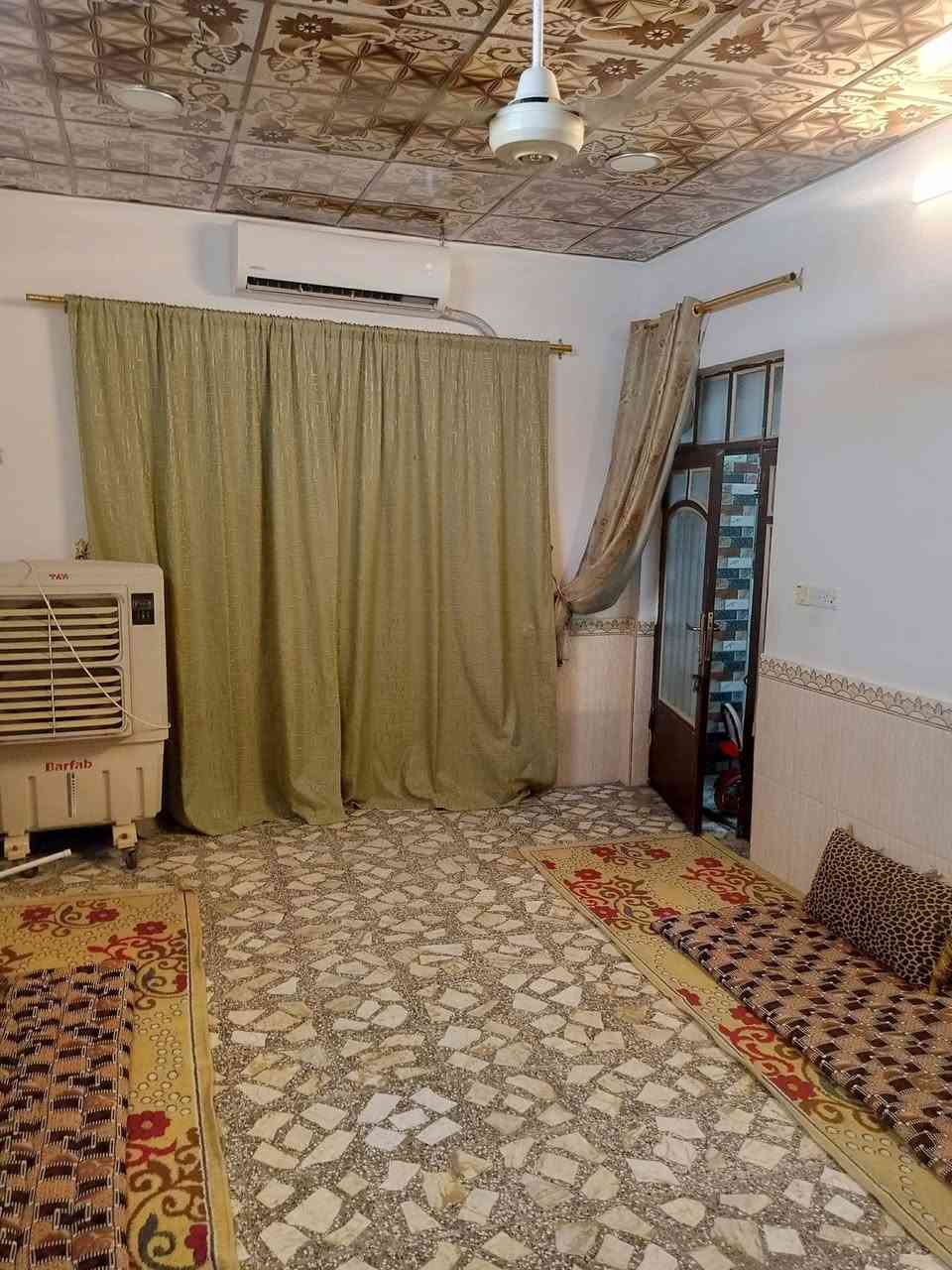 بيت مساحه ١١٠ متر مربع طابو زراعي.استقبال وصاله ومطبخ حار وبارد وغرفة نوم .سعره جوه السوك بهواي .جان موصل اكثر .بس ماجنه ناوين نبيعه وحاليآ عارضي جوه السعر الله شاهد لان توازينه..  ٤٥ مليون . بناء درجه اولى صب .طابوق جمهوري .حداديه تسكام .كاشي تسكام ابو المرمر .الواجها مغلفه سيراميك حجري .. البيت نضيف.والشارع تبليط .الله شاهد جيرانه ذهب .بس عدنه ظرف  وقررنه نبيعه  . عنوانه كوفه نفق المختار  مقابيل بانزين خانه ريبال بالجهه الثانيه شارع مخزن الموز مجاور اسواق المرتضى...وسعره مناسب قياسآ بالمنطقه وبالبناء مالته . . هذا رقمي الي يحب يتواصل واتساب ***********
