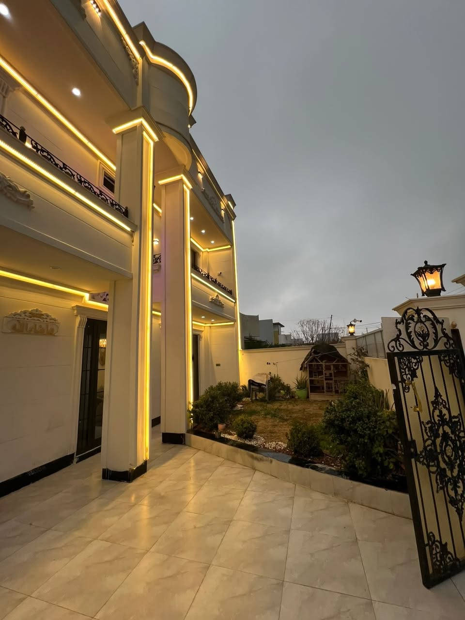 كود #7
🏡 فرصة العمر لا تفوتك!
فيلا أحلامك في مجمع المهندسين السكني
📍 المواصفات:
• المساحة: 240 متر مربع
• الموقع: مجمع المهندسين السكني
• موقع مميز: ركن على شارعين + إطلالة مباشرة على حديقة
• قريب من ماجدي مول على الجانبين
• 6 غرف نوم فسيحة
• صالتين واسعتين + استقبال فخم
• أثاث عصري وفخم متكامل (جاهزة للسكن الفوري!)
✨ مميزات المجمع:
 ∙ حراسة وأمن 24 ساعة
 ∙ ماء وكهرباء مستمرة على مدار الساعة
 ∙ بيئة سكنية راقية ومنظمة
 ∙ قرب من الخدمات (ماجدي مول)
⏰ الفرص لا تنتظر أحد!
📞 للاستفسار والمعاينة:
[***********]
سارع بالحجز قبل فوات الأوان 🔑
