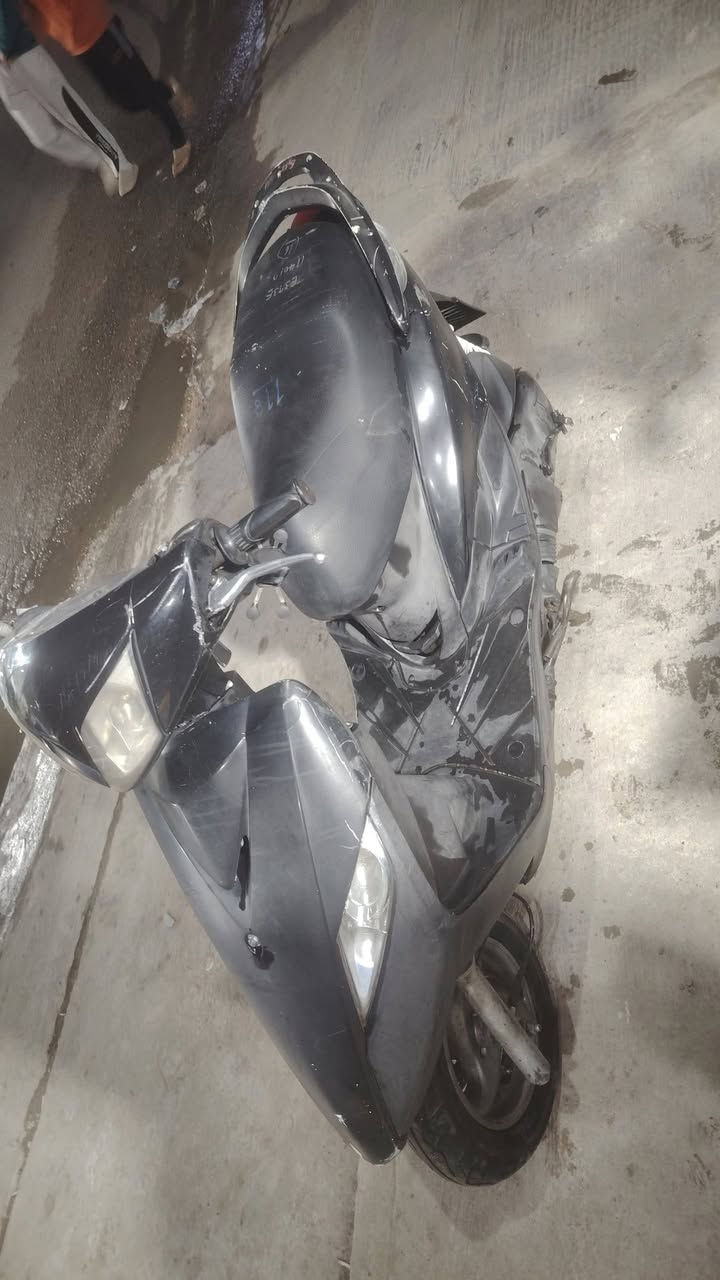 السلام عليكم دراجة ثعلب للبيع مجفته صارلها شهر جفتها يم خدمات ياماها بالشعب كهربائيات شغال فقط سلف واكف هندر واحد تشتغل نضافتها كدامكم اوراق مابيها تاخذها من باب بيتي واكفلها الك من سرقة وعشاير مكاني بغداد المنصور رقمي *********** سعرها ٤٠٠ وبيها مجال حك جيه
