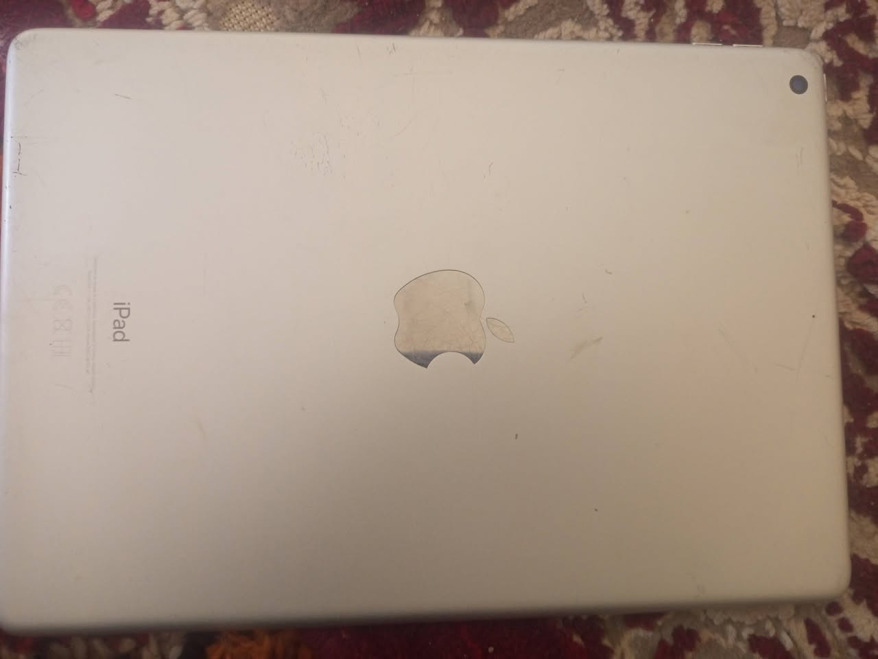 السلام عليكم 
ايباد 9 للبيع نضيف جدا
بيه بس ضربه بسيطه حته مابينه مثل ماموضح بالصوره 
مبدل الحساس الاصلي بس البصمه ماتشتغل
بطاريته ٨٣
السعر ١٥٠ الف وبيه مجال بسيط
للتواصل *********** بيه واتساب
