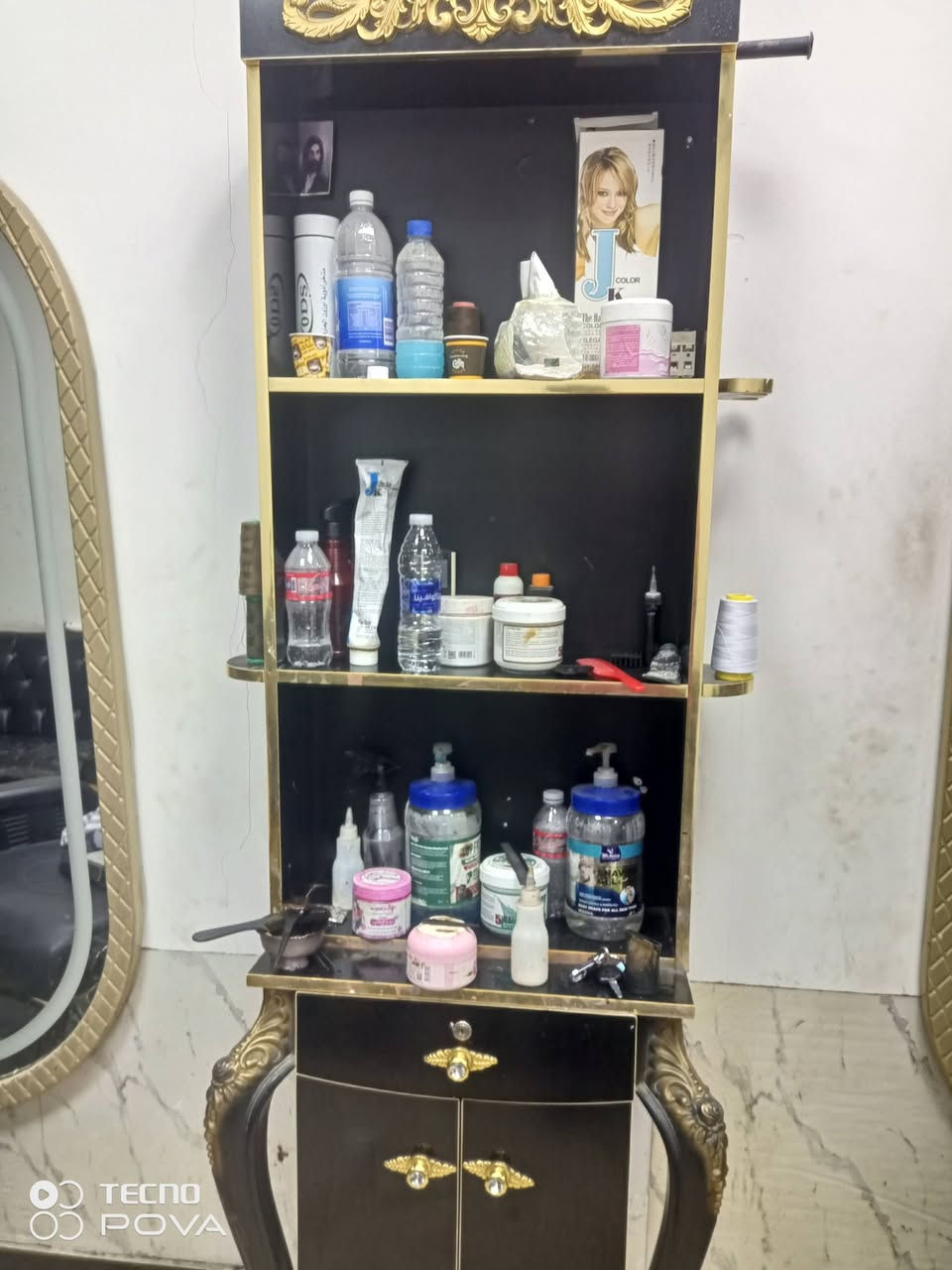 السلام عليكم كرسي حلاقه شبح نضيف  +مري فلات اناره 2+عربانه ادوات حلاقه عدد2+فاترينه 3طابق +قنفات انضاف عدد2 كلهن معروضات 500وبيهن مجال  اتصل وبيك خير ودلل ***********
