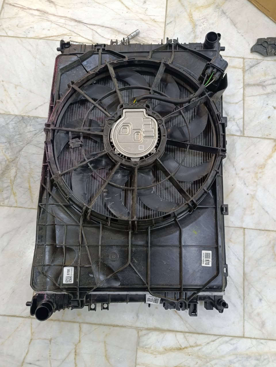 السلام عليكم لايت بيه كسر واحد اصلي مو تجاري للبيع ابورقتين ونص ول مروحه 100 وبيهه مجال مكاني ناصريه للرقم ***********
