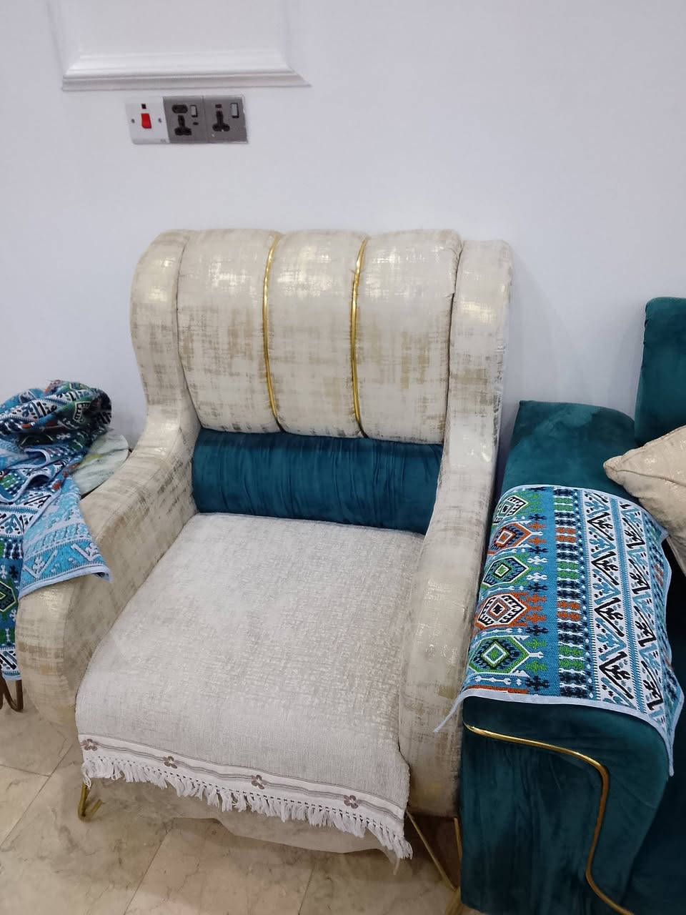 السلام عليكم متاح تخم ١٣ مقعد التخم جداً نظيف بي كرسي واحد محروك بجمر نركيله جديد 

 بس رجلي تتعوج التخم يرادلة شغل بسيط ويرجع جداً ممتاز سبب البيع صغير وأريد اغير + وياه منادر ومفارش مكاني بغداد الكمالية شارع البدالة رايدة ب٣٥٠ للاستفسار الاتصال على الرقم او واتس اب ***********
