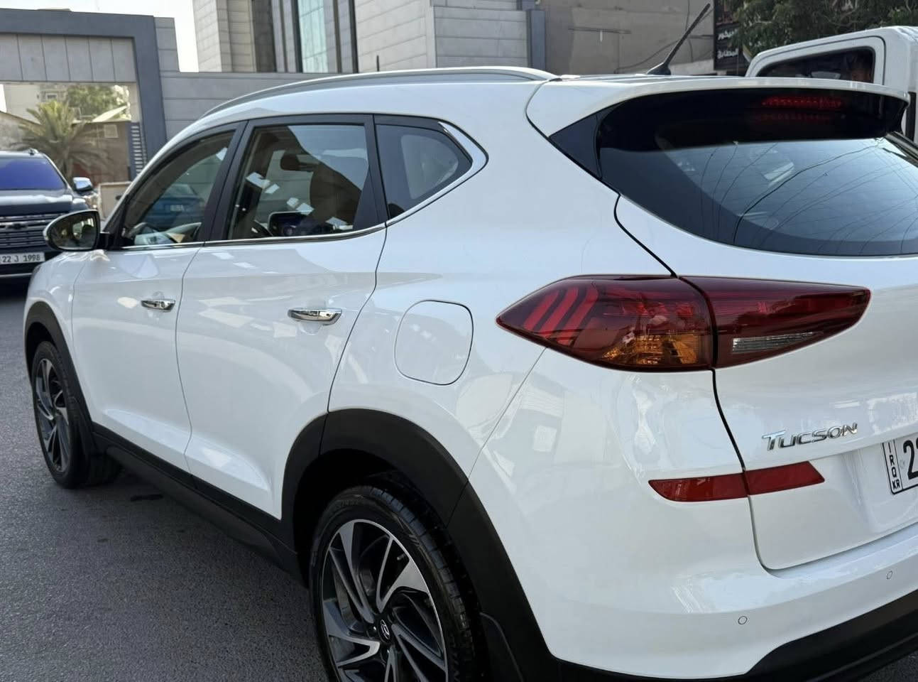 سلام عليكم توسان خليجي 2021 رقم اربيل الجديد مكفوله بيه بارد باب السايق الباقي مكفول فول مواصفات عده البانوراما 
بصمه 
شاشه جبيره 
تحكم استيرن جهتين 
انضمت قياده 
انضمت ترحيب 
كشنات كهرباء 
قطعتين تبريد 
ثلاجه بالجكمجه 
شاحن لاسلكي 
مري شفط اشاير بالمري 
حساس امامي خلفي 
كامره خلفيه 
يدات نيكل 
لد امامي نهاري 
كشاف ضباب خلفي 
ويل حجم 19 بلادي 
السياره جديده ماشيه 77 الف حقيقي للبيع 207 وبيه مجال بسيط *********** مكانه بغداد
